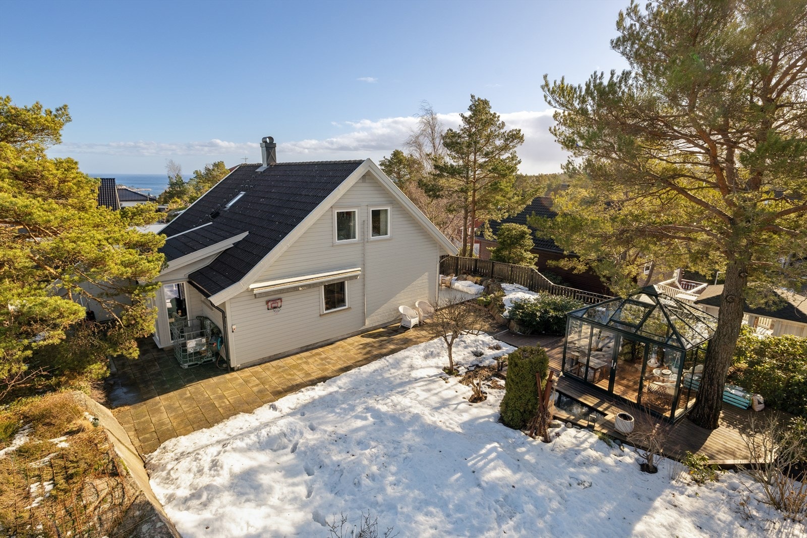 Romslig, solrik og tilbaketrukket eiertomt som pent opparbeidet. Galleribilde