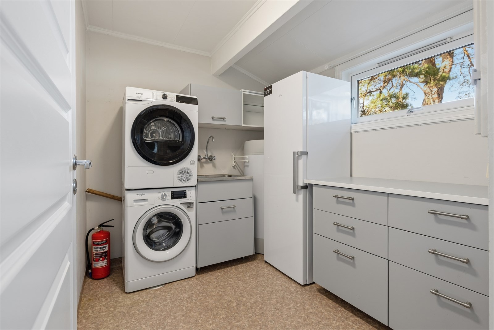 Praktisk vaskerom med opplegg for vaskemaskin og en ny varmtvannsbereder fra 2025. Galleribilde