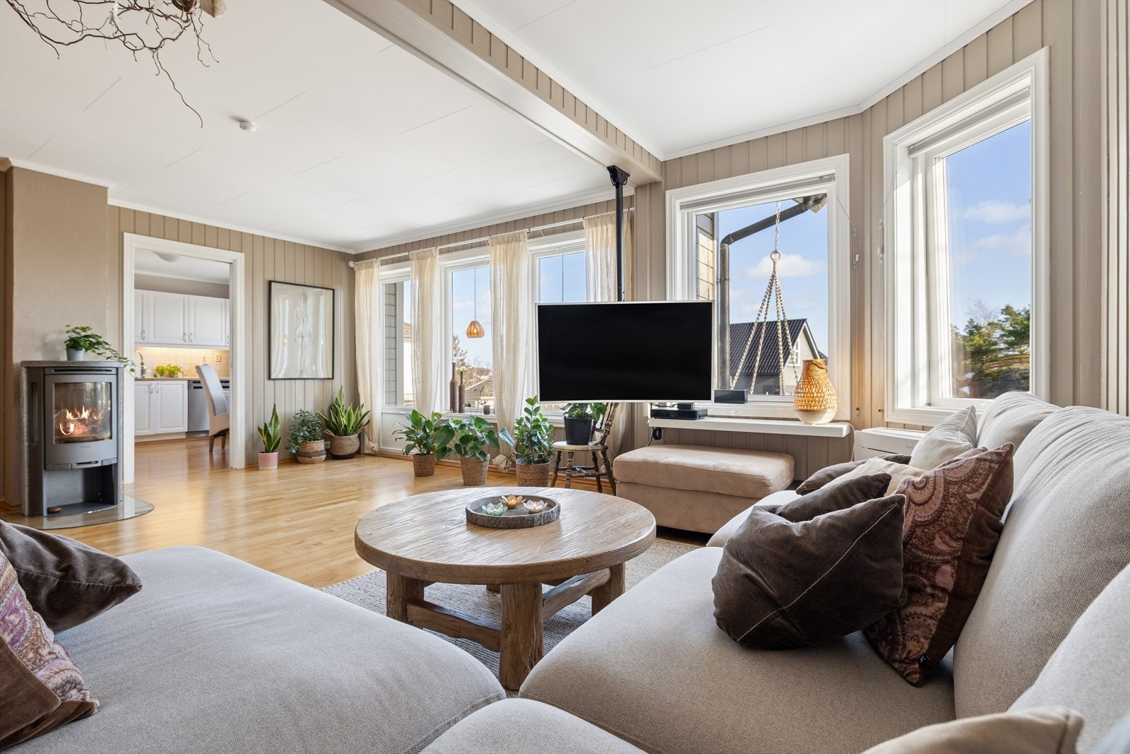 Den lyse stuen i 1. etasje er et naturlig samlingspunkt. Galleribilde