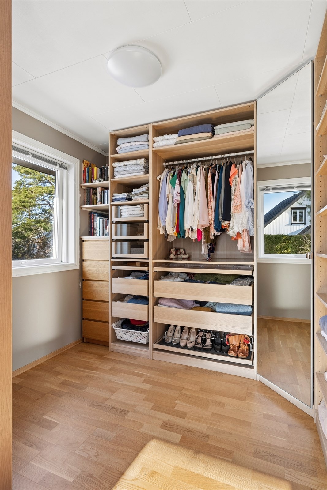 Garderoben gir rikelig med oppbevaringsplass og god oversikt. Galleribilde