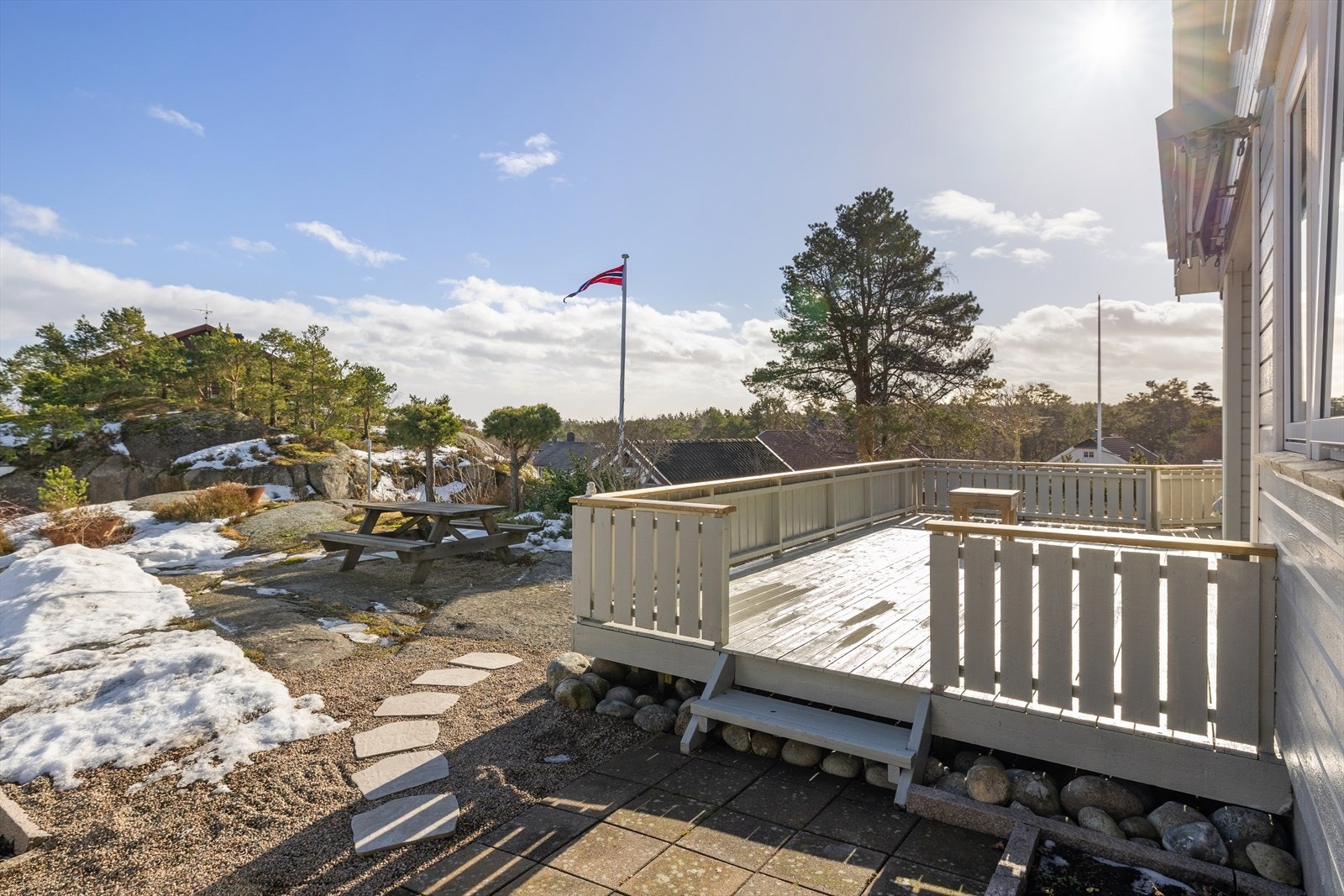 Uteplassen er godt skjermet og har gode solforhold. Galleribilde