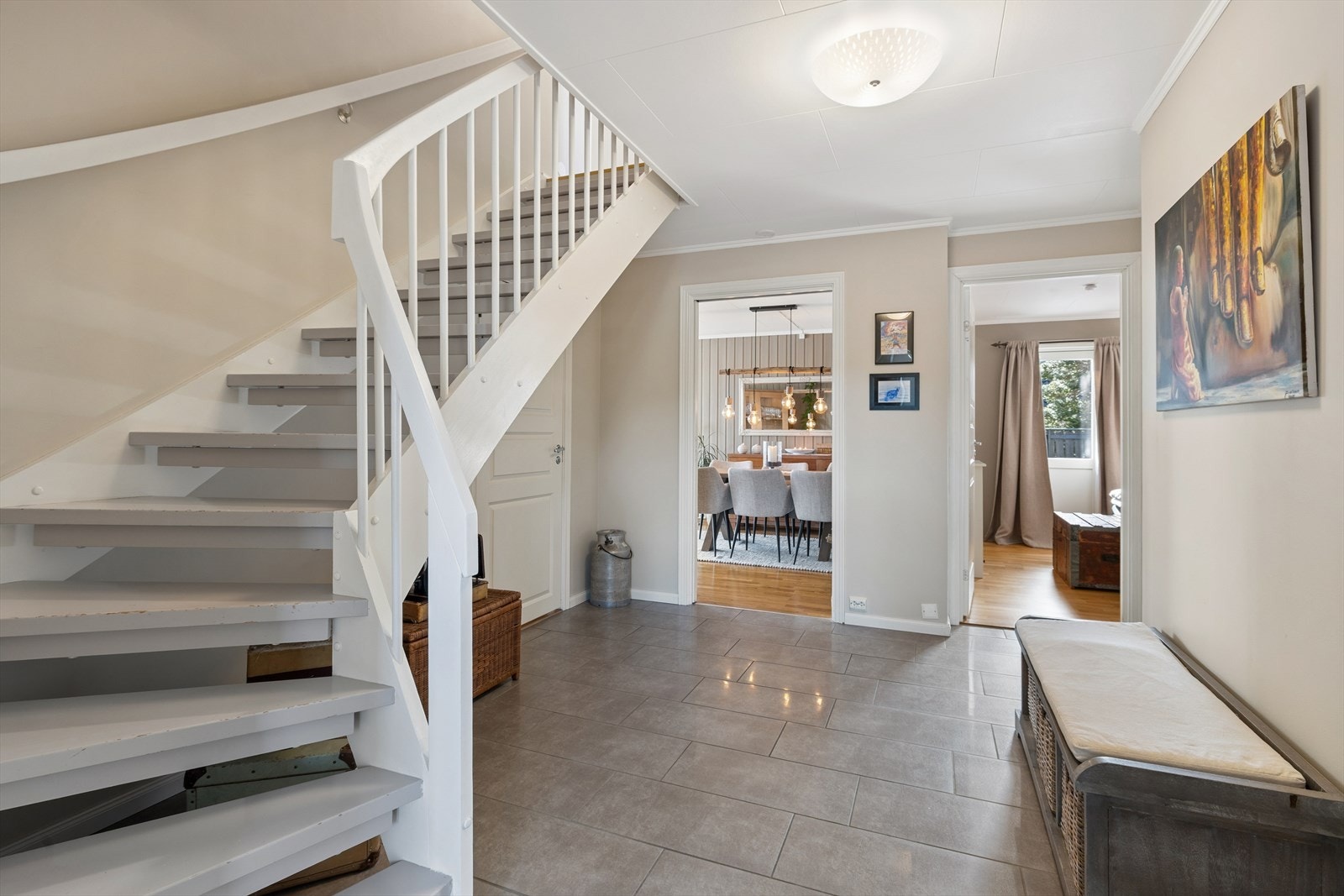 Hallen er romslig og gir tilgang til de fleste av etasjens rom. Galleribilde