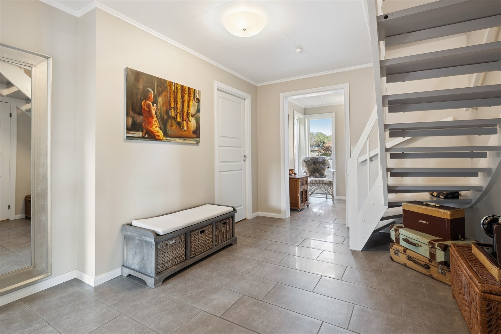 Fra gangen fører en svingtrapp i tre opp til 2. etasje. Galleribilde