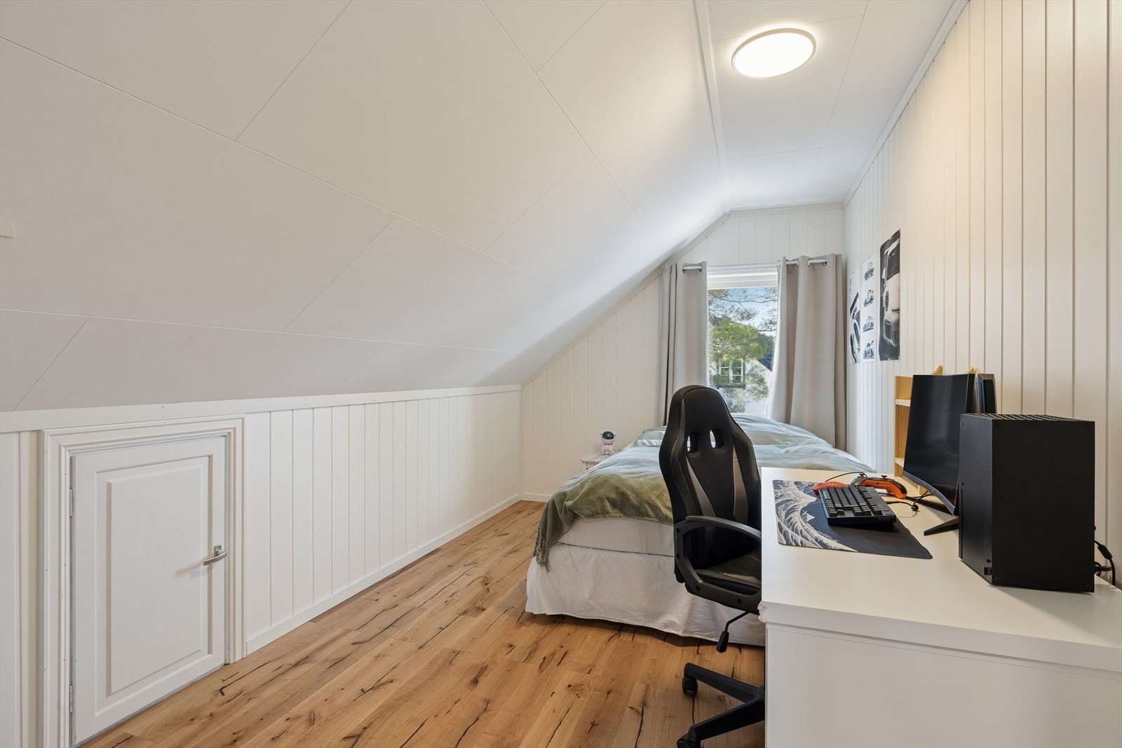 Begge rommene har i tillegg til nye vinduer, blitt oppgradert med ny parkett og nye MDF-plater, noe som gir en lys og moderne følelse. Galleribilde