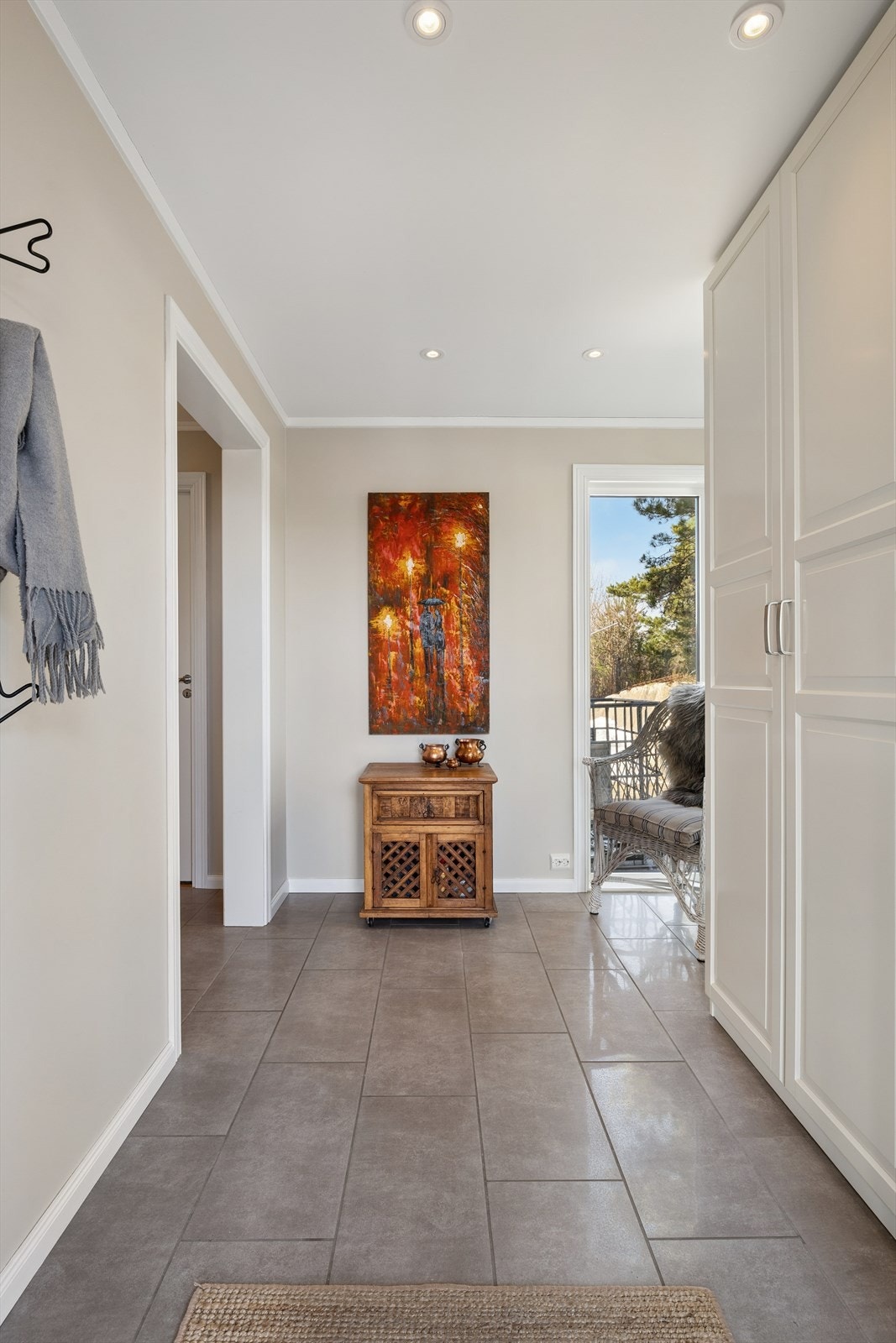 Gangen har god plass og binder boligens soner sammen på en funksjonell måte. Galleribilde