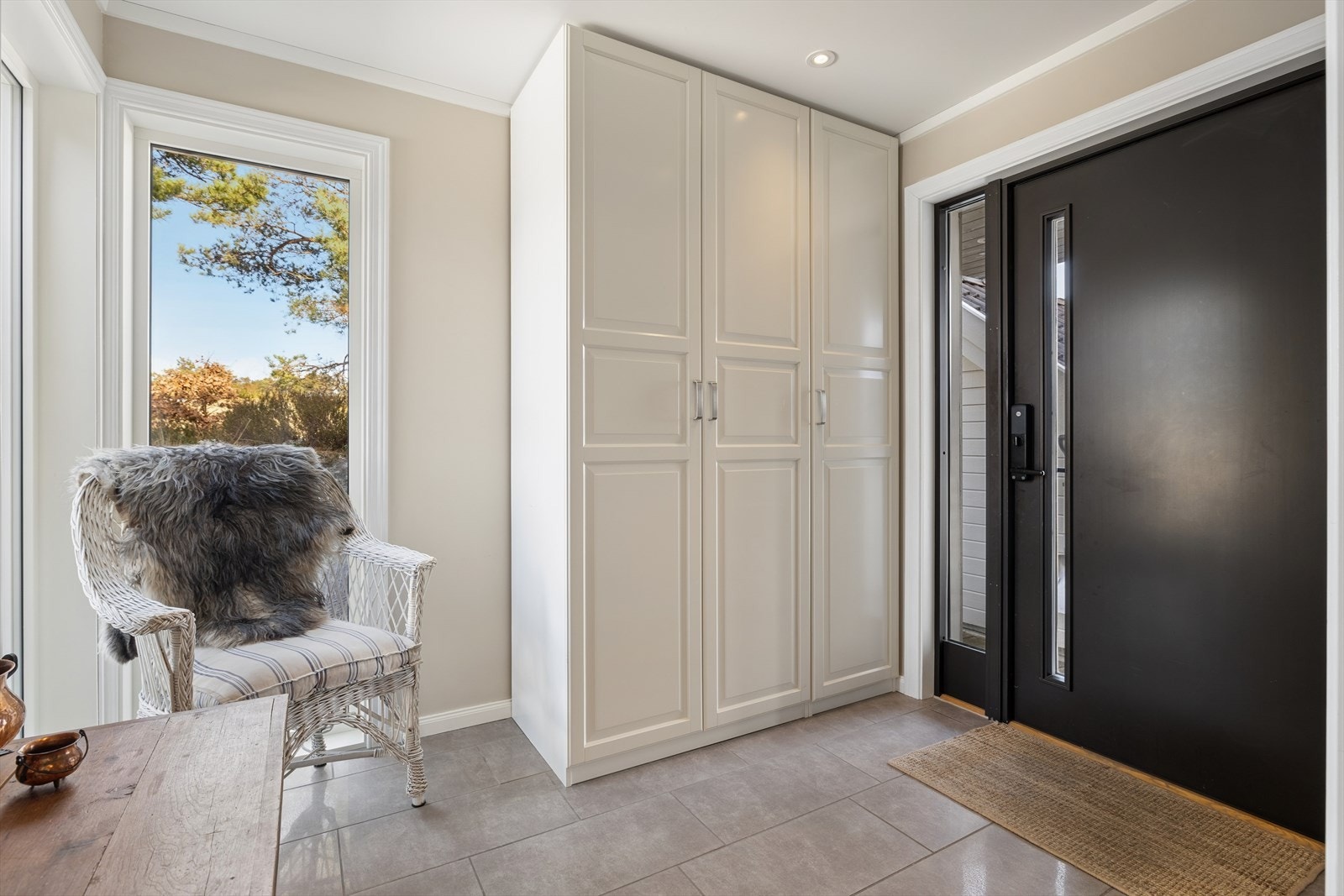 Vindfanget ble oppgradert rundt 2014 med nye vinduer og gir et lyst førsteinntrykk. Galleribilde