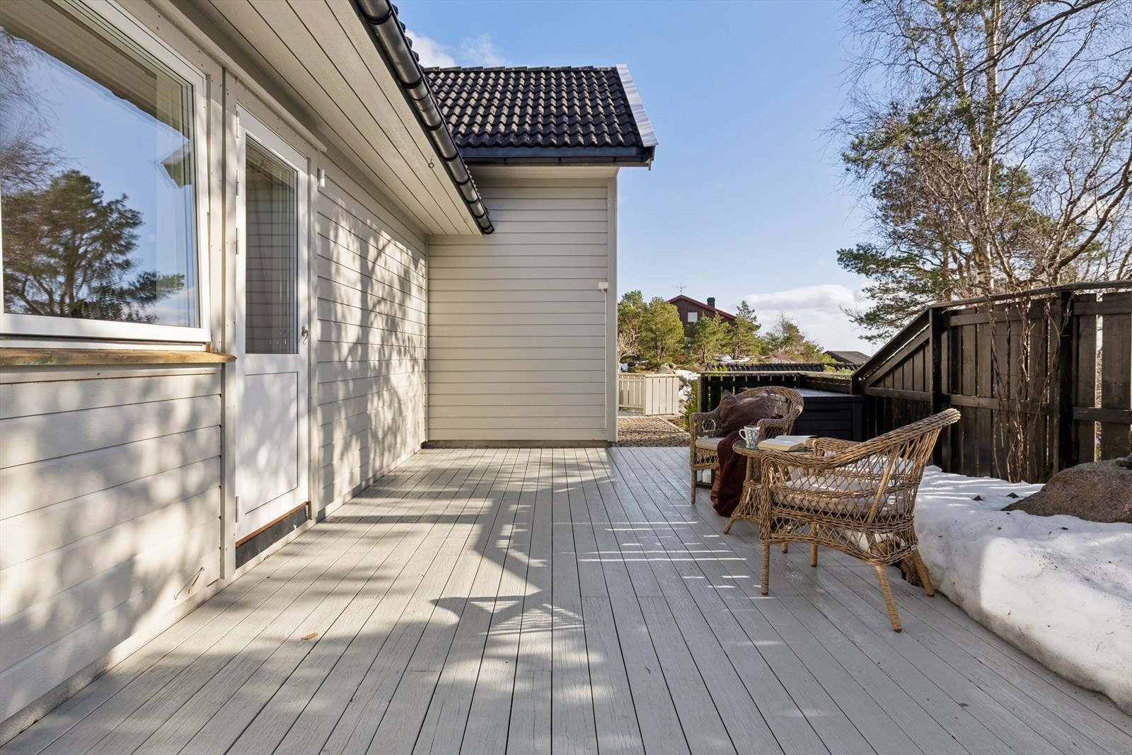 Den store terrassen på 50 m² strekker seg langs syd-, vest- og østsiden av boligen. Galleribilde