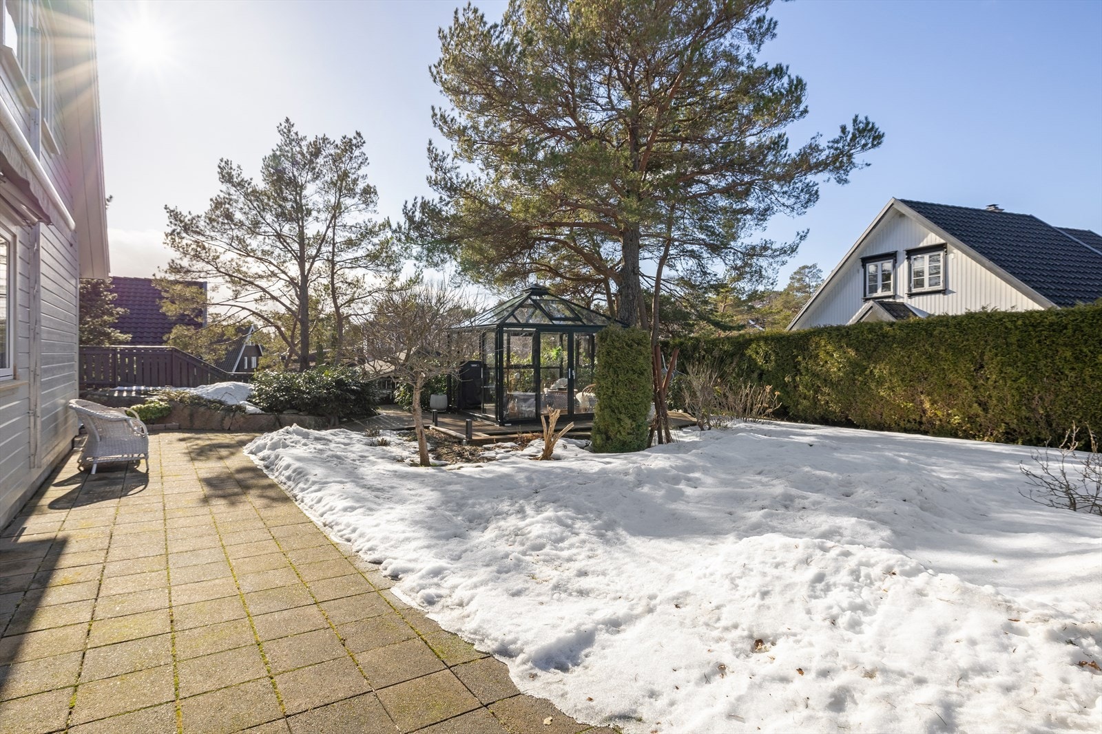 Tomten er lettstelt med en kombinasjon av noe plen, hyggelig beplantning, terrasse, hellelagte partier og naturlig terreng. Galleribilde