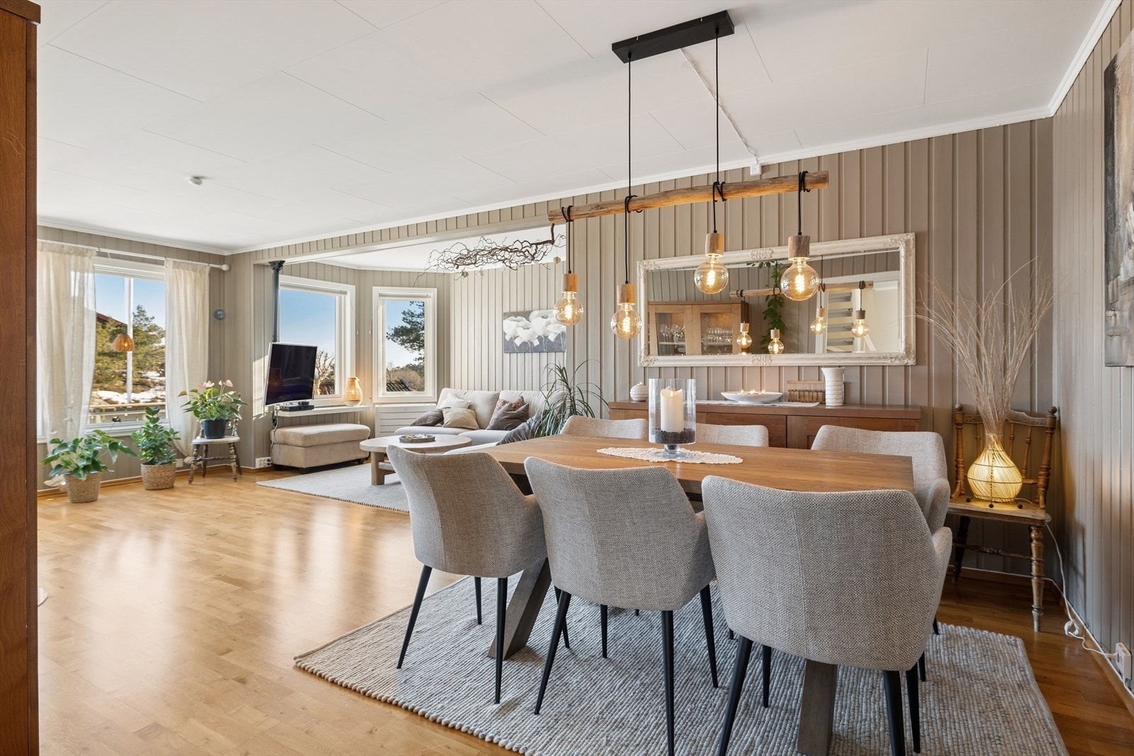 Den åpne løsningen gir god plass til en romslig spisestue i tilknytning til stuen. Galleribilde