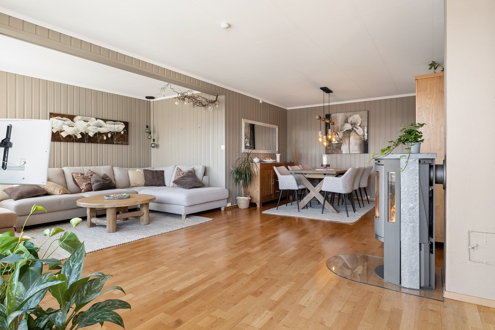 Peisovnen avgir god varme og varmepumpen fra 2022 sørger for et behagelig inneklima året rundt. Galleribilde