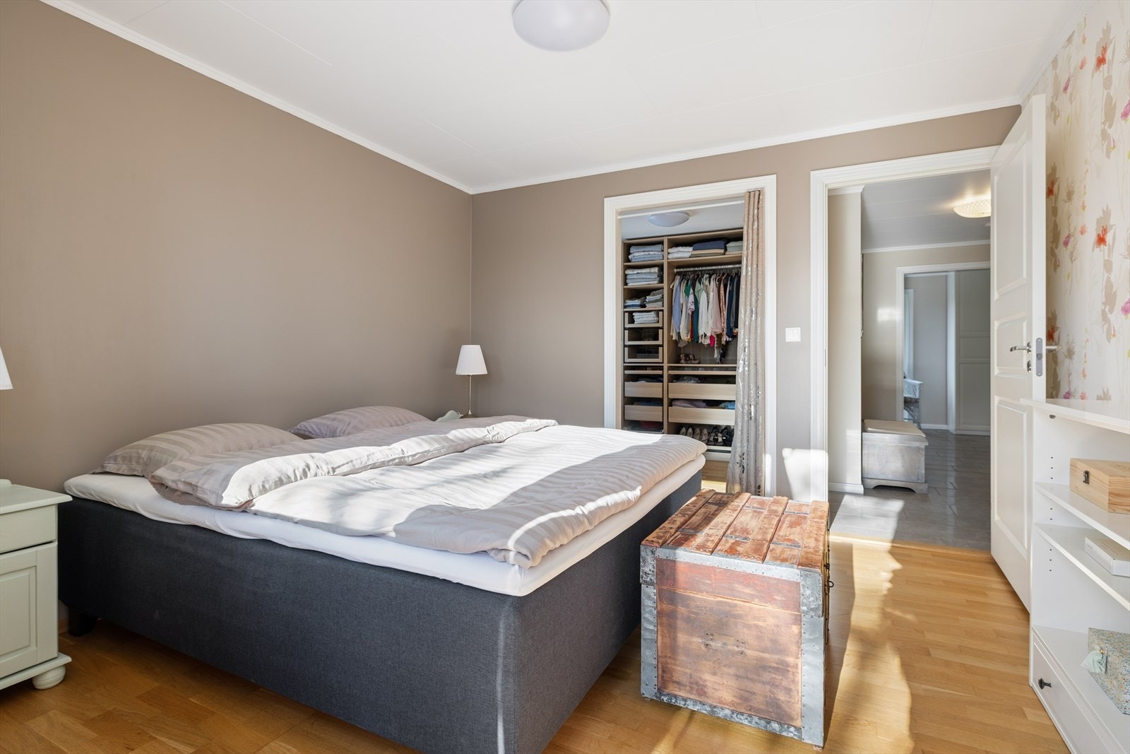 Soverommet i denne etasje er romslig og har tilknytning til et praktisk garderoberom. Galleribilde