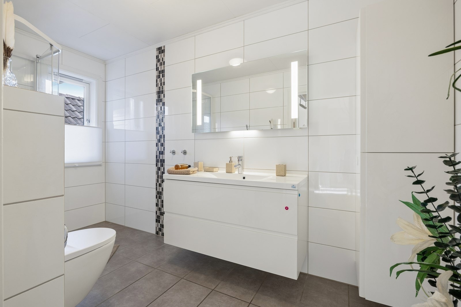 Badet i 1. etasje ble modernisert i 2010 og har flislagte overflater. Varmekabler gir økt komfort. Galleribilde