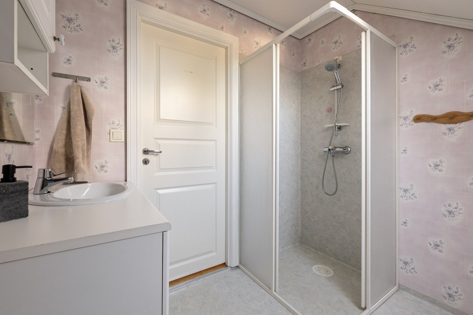 Funksjonelt bad i 2. etasje med dusjhjørne, toalett og servant. Galleribilde