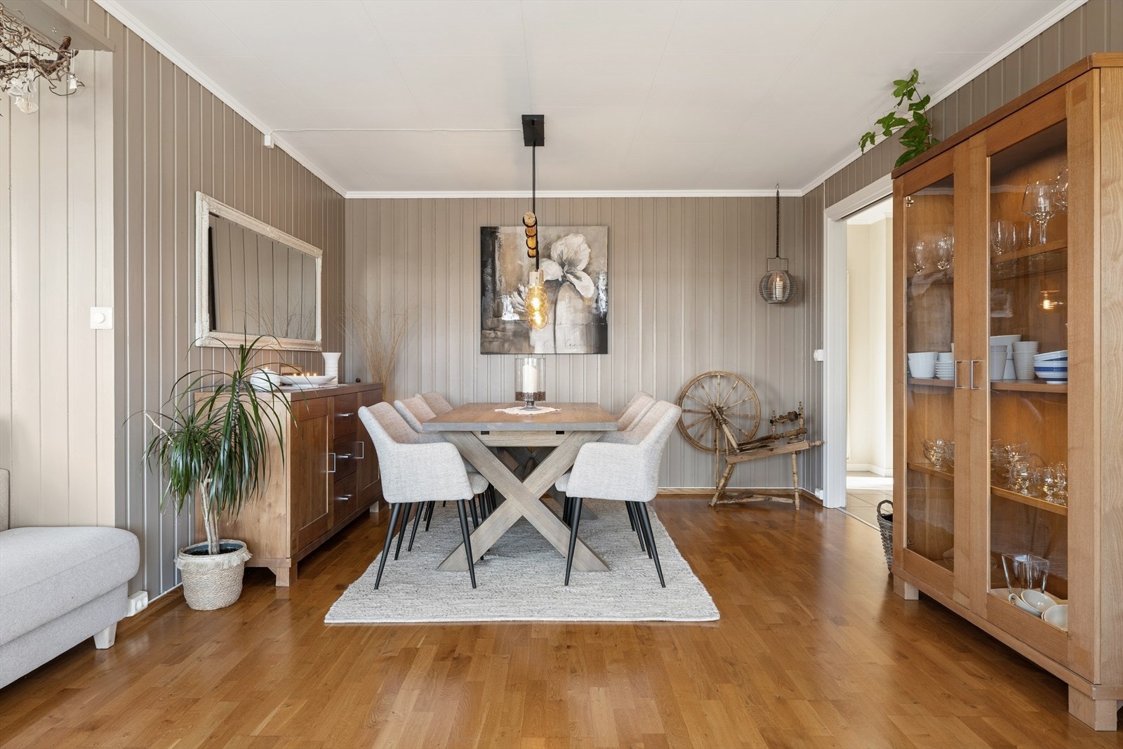 Spisestuen er et hyggelig samlingspunkt for måltider med familie og venner. Galleribilde