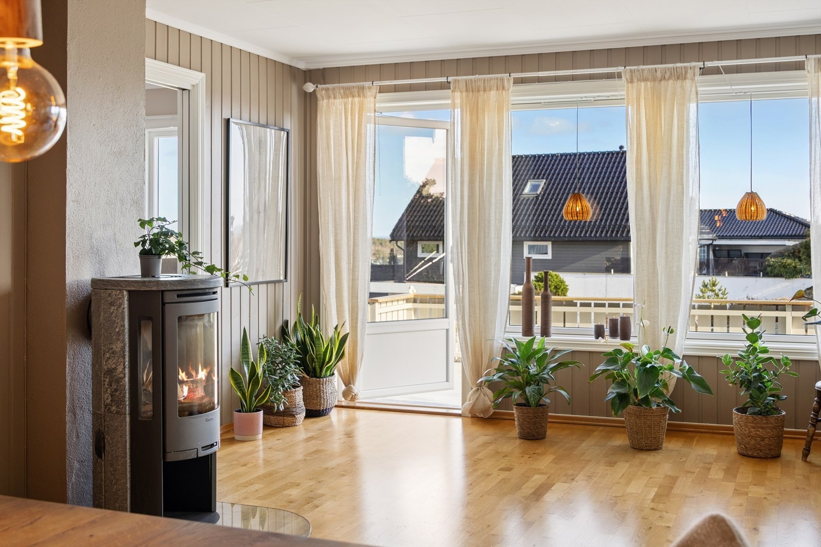 Fra stuen er det direkte utgang til den store terrassen. Galleribilde