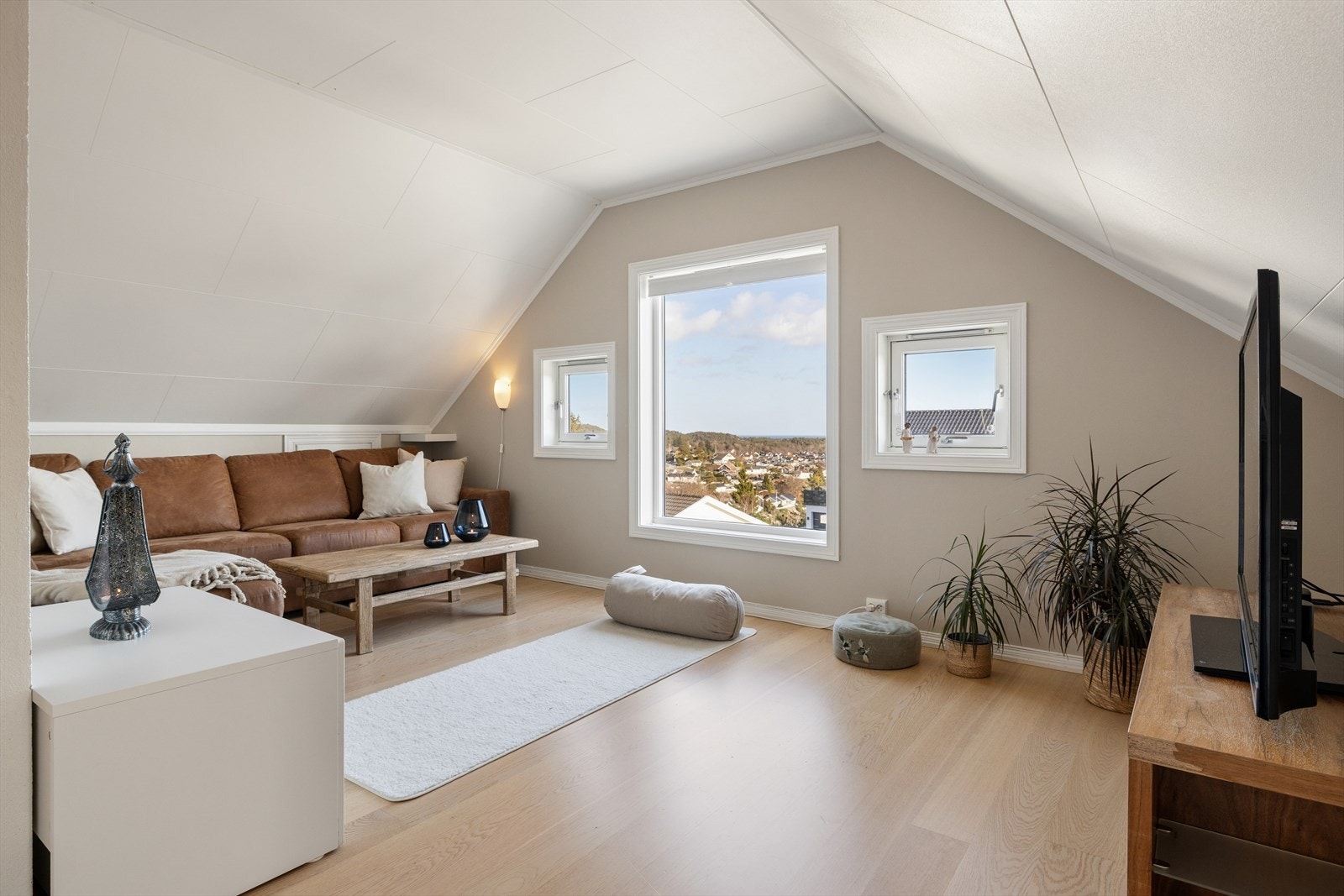 Loftstuen gir en ekstra, usjenert sone for familien, med glimt av sjøen fra vinduet. Galleribilde