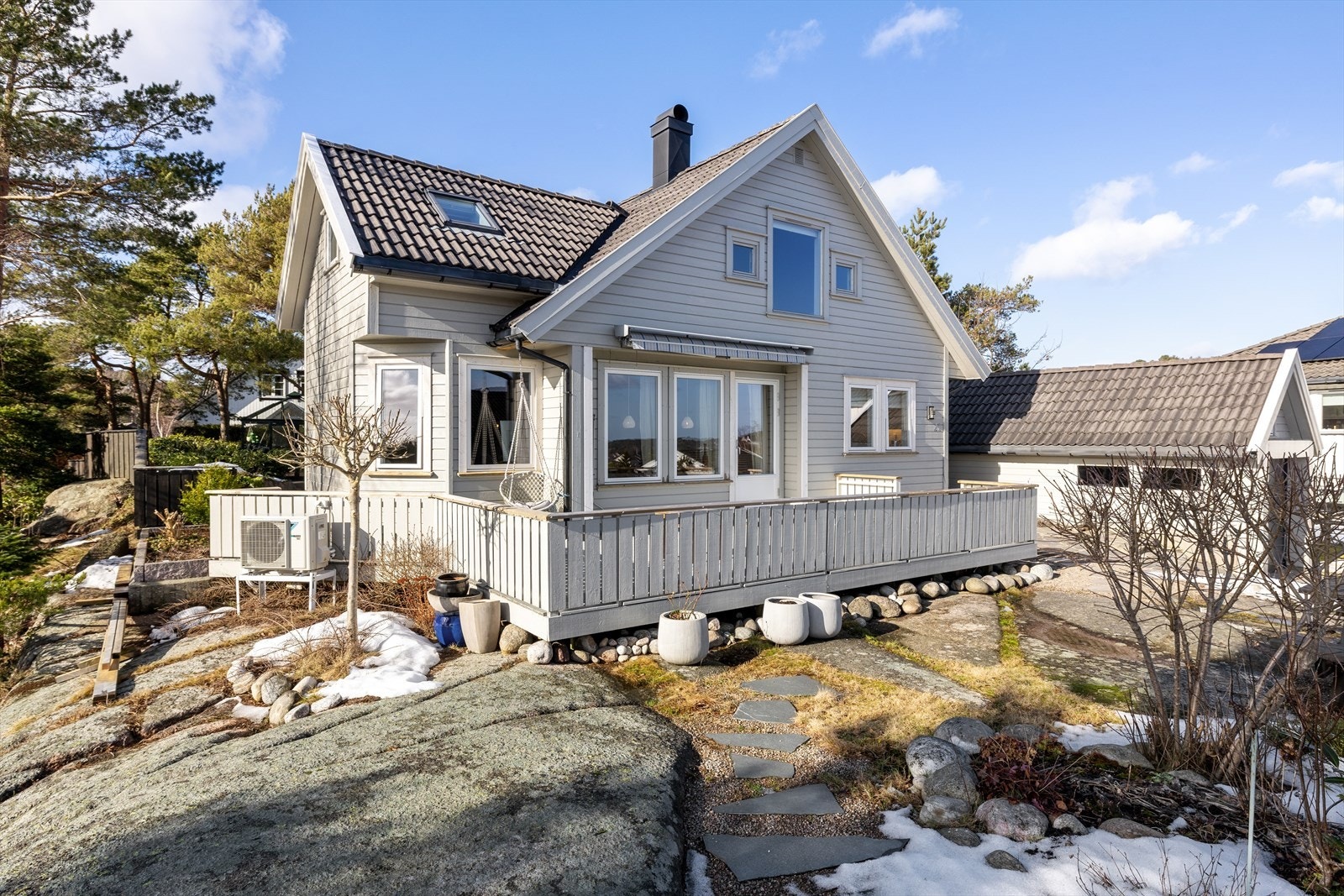 Velholdt enebolig med en rolig og tilbaketrukket beliggenhet i enden av en blindvei. Frittliggende garasje m/elbillader. Galleribilde