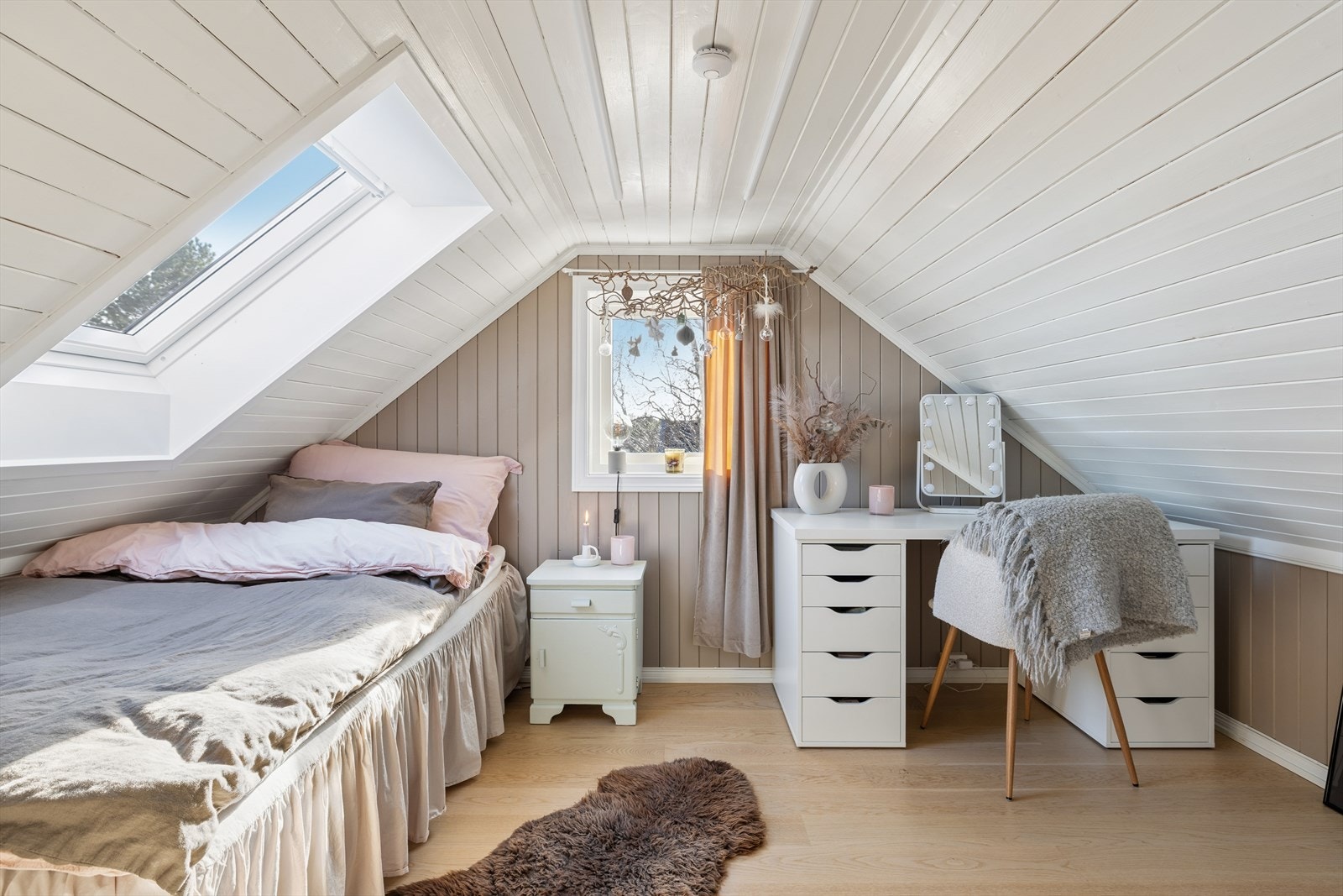 Kvist syd 2. etasje er ikke tatt med i arealmålene pga. manglende takhøyde. Godkjent som arbeidsrom på byggemeldte tegninger. Nytt 3-lags vindu. Galleribilde