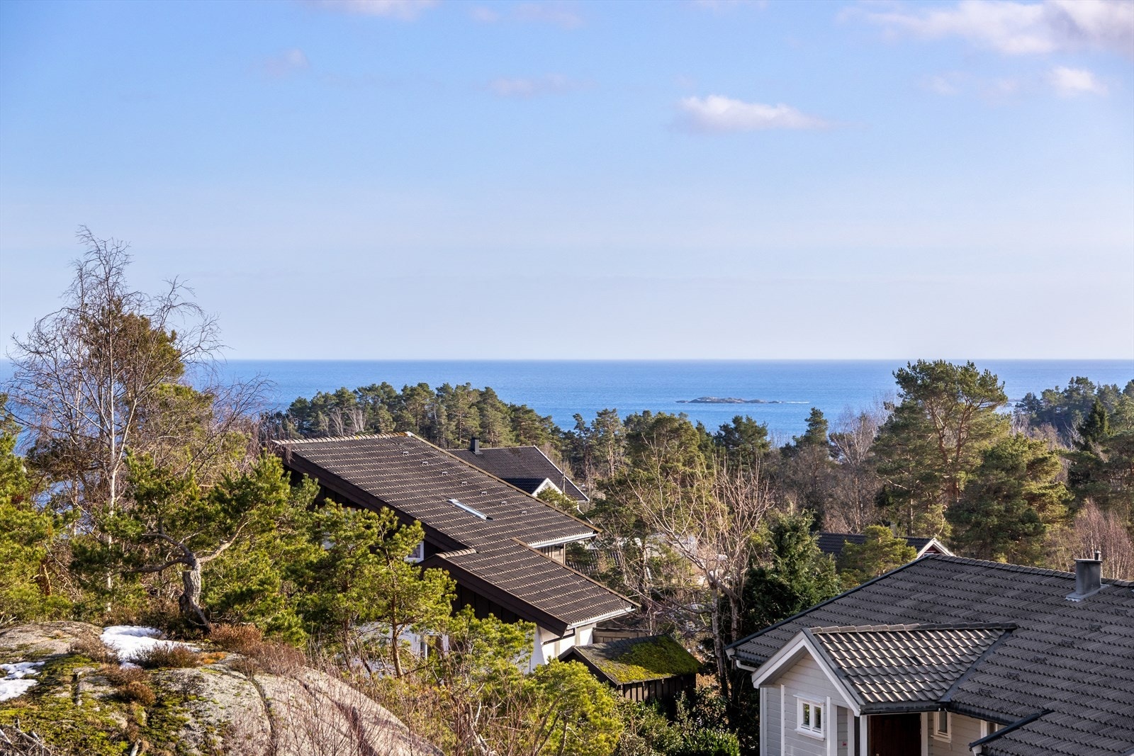 Området er preget av naturskjønne omgivelser med glimt av sjøen fra eiendommen. Galleribilde