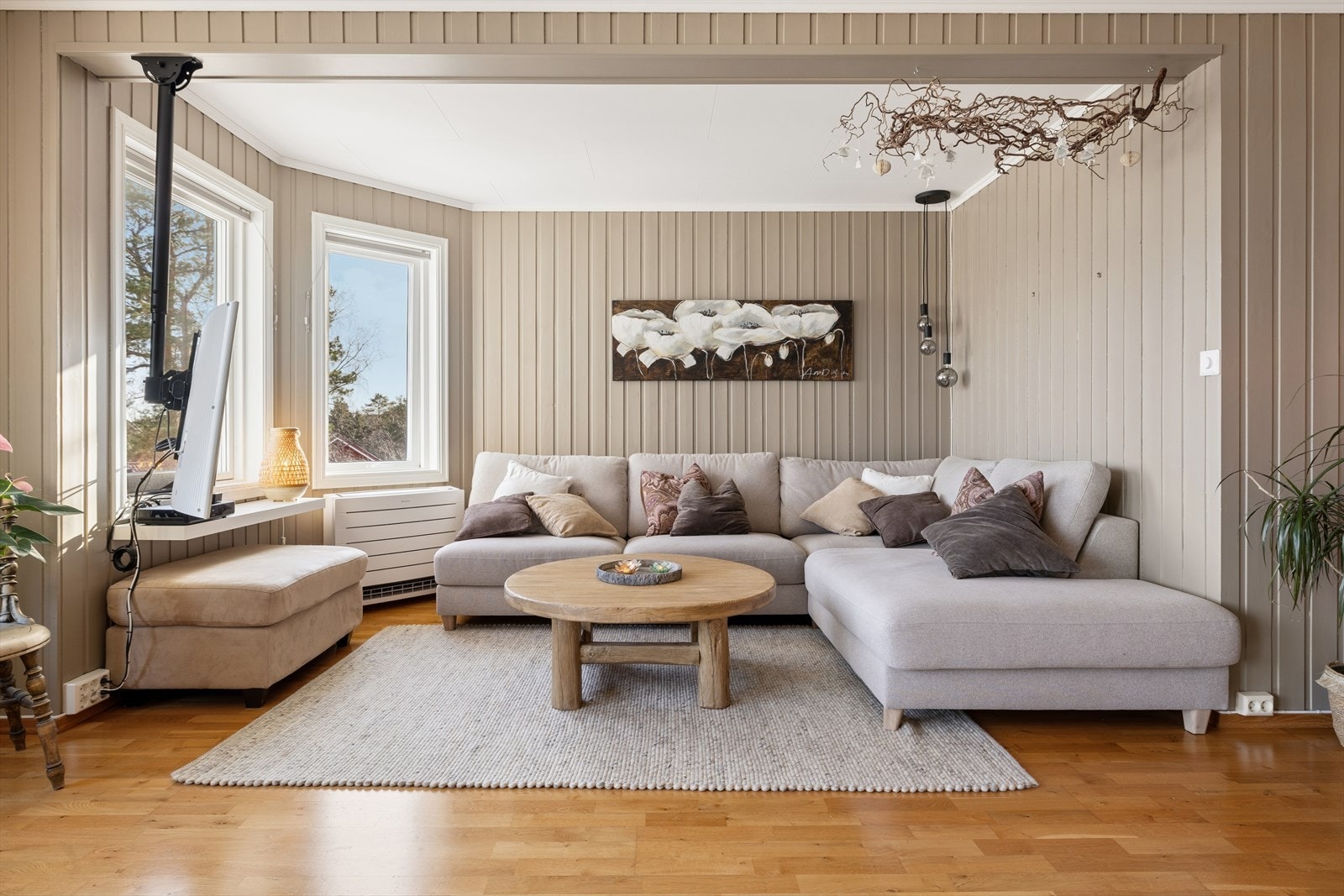 Boligen er vesentlig oppgradert med bl.a. 11 nye vinduer som slipper inn rikelig med dagslys. Galleribilde