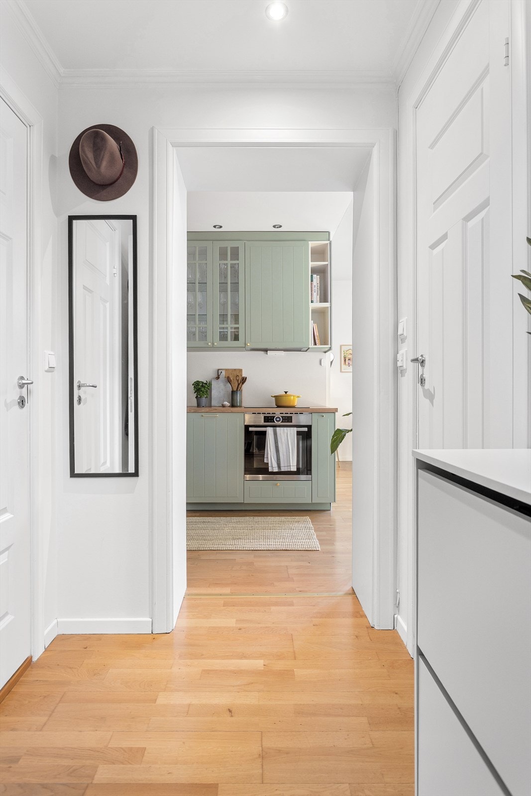 Entréen gir et godt førsteinntrykk av leiligheten, og er et fint første møte med den gode takhøyden. Galleribilde