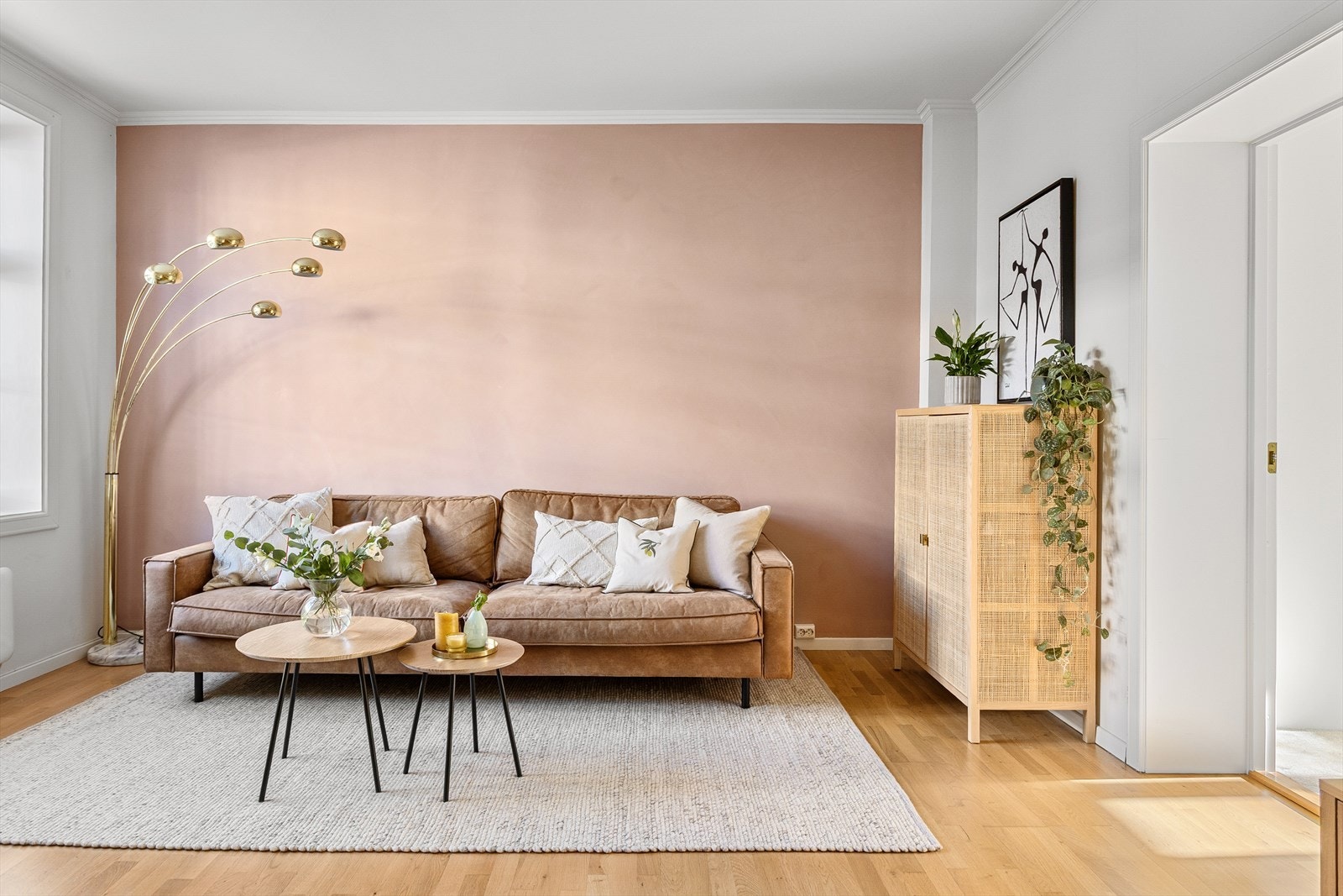 Stue med god plass til å møblere med både sofagruppe og spiseplass. Galleribilde