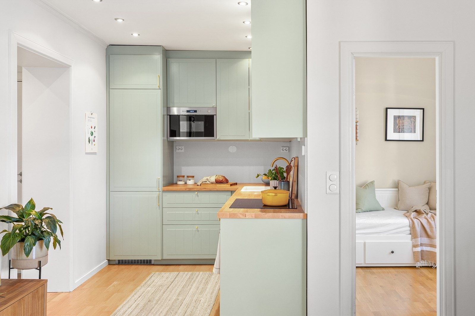 Det er integrerte hvitevarer, bestående av kjøl/fryseskap, oppvaskmaskin, mikro og stekeovn. Galleribilde