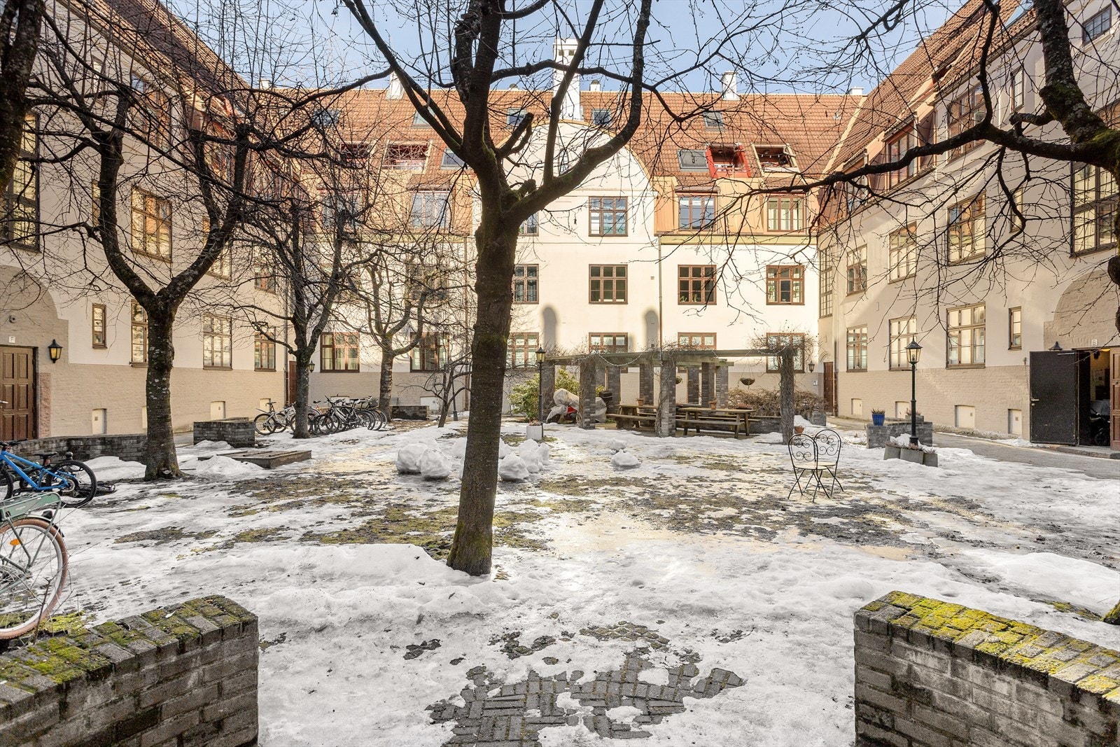 Sarpsborggt. 16 sameie består av 83 seksjoner og har fellesvaskeri m/vaskekort i oppg. D og H. Galleribilde