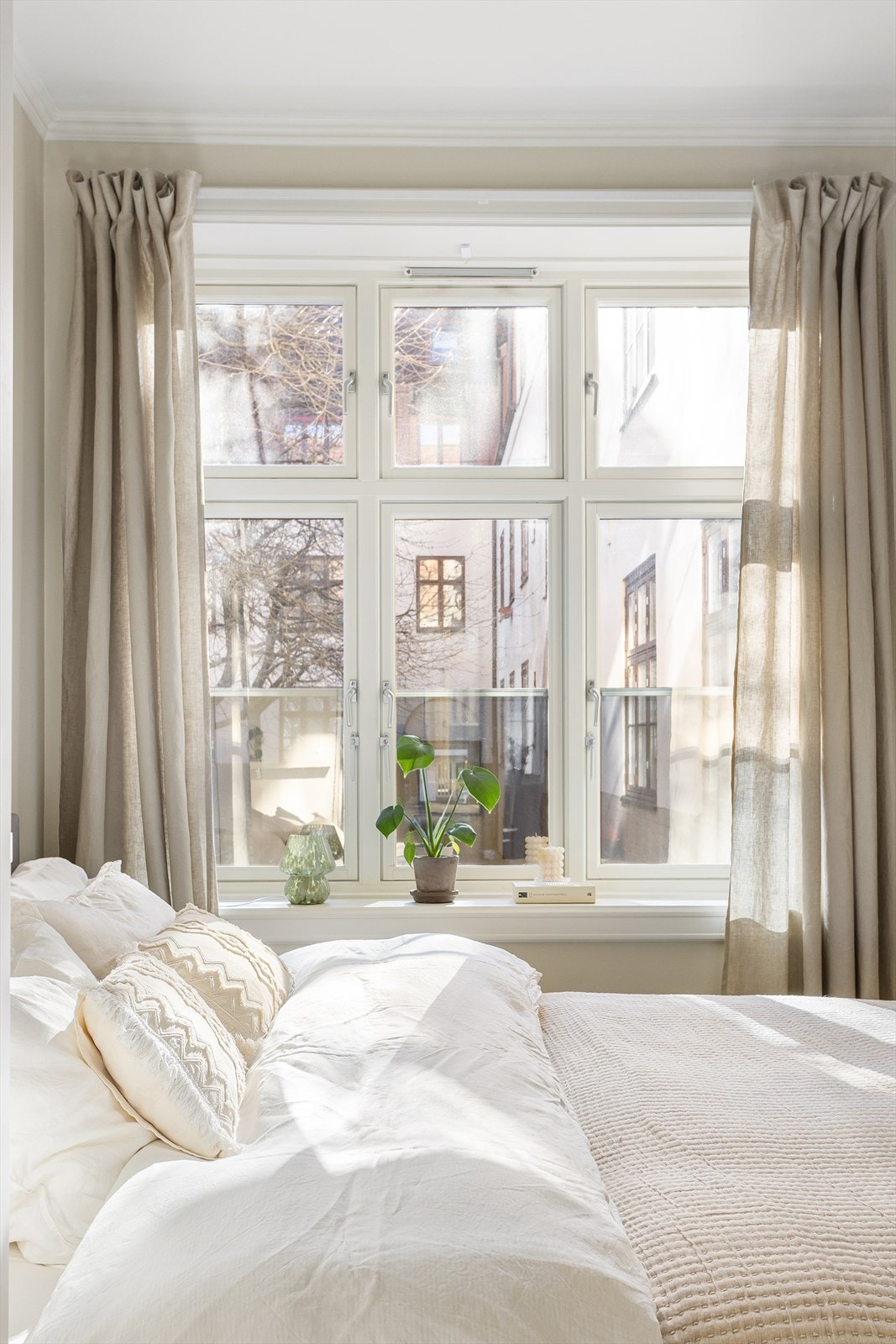 Hovedsoverommet er av god størrelse med lunt vegg til vegg teppe. Galleribilde