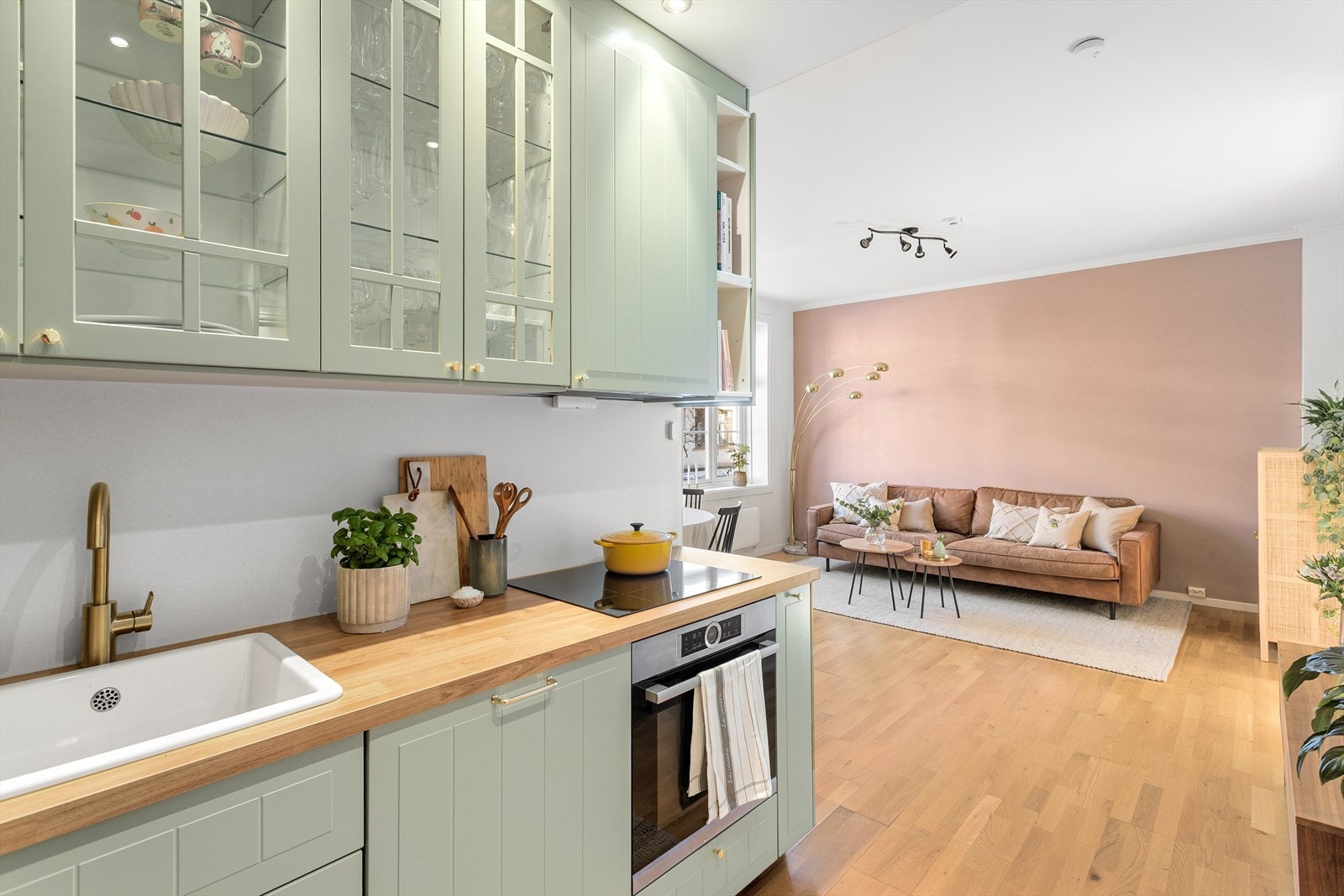 Benkeplaten er i heltre, og det er montert nedfelt platetopp og oppvaskkum. Galleribilde