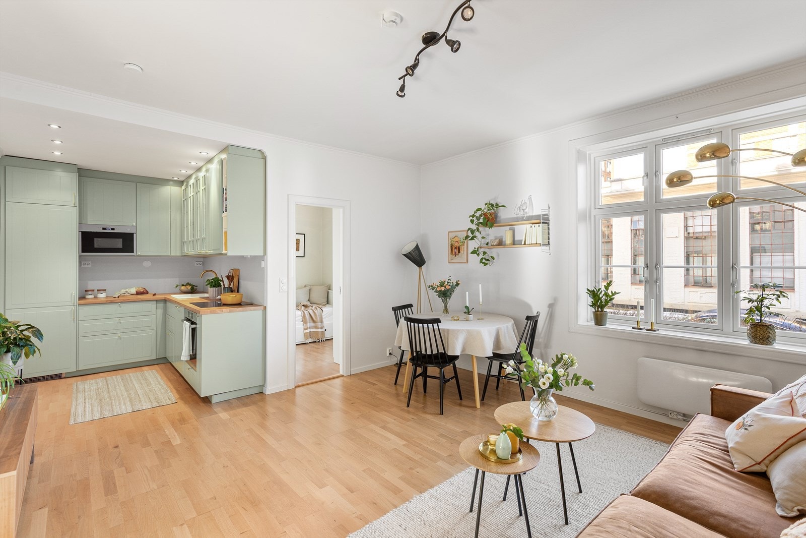 Leiligheten har en sosial planløsning med delvis åpen kjøkkenløsning. Galleribilde