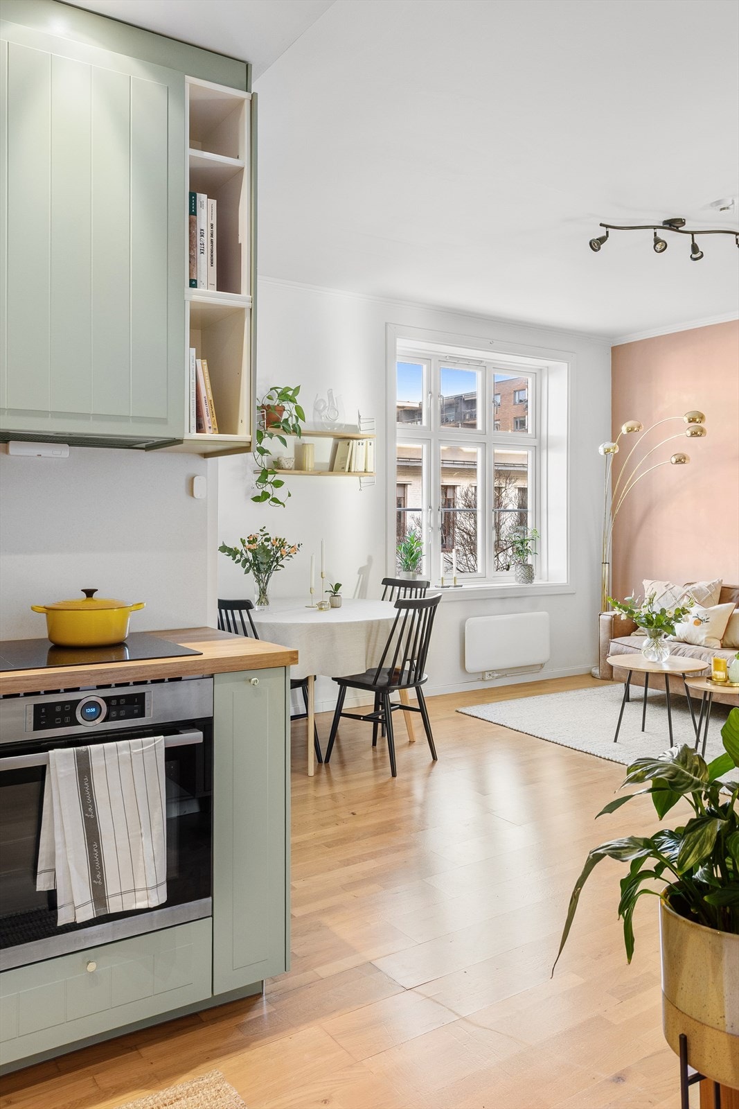 Kjøkken fra 2023 er delvis adskilt med god oppbevaringsplass. Galleribilde