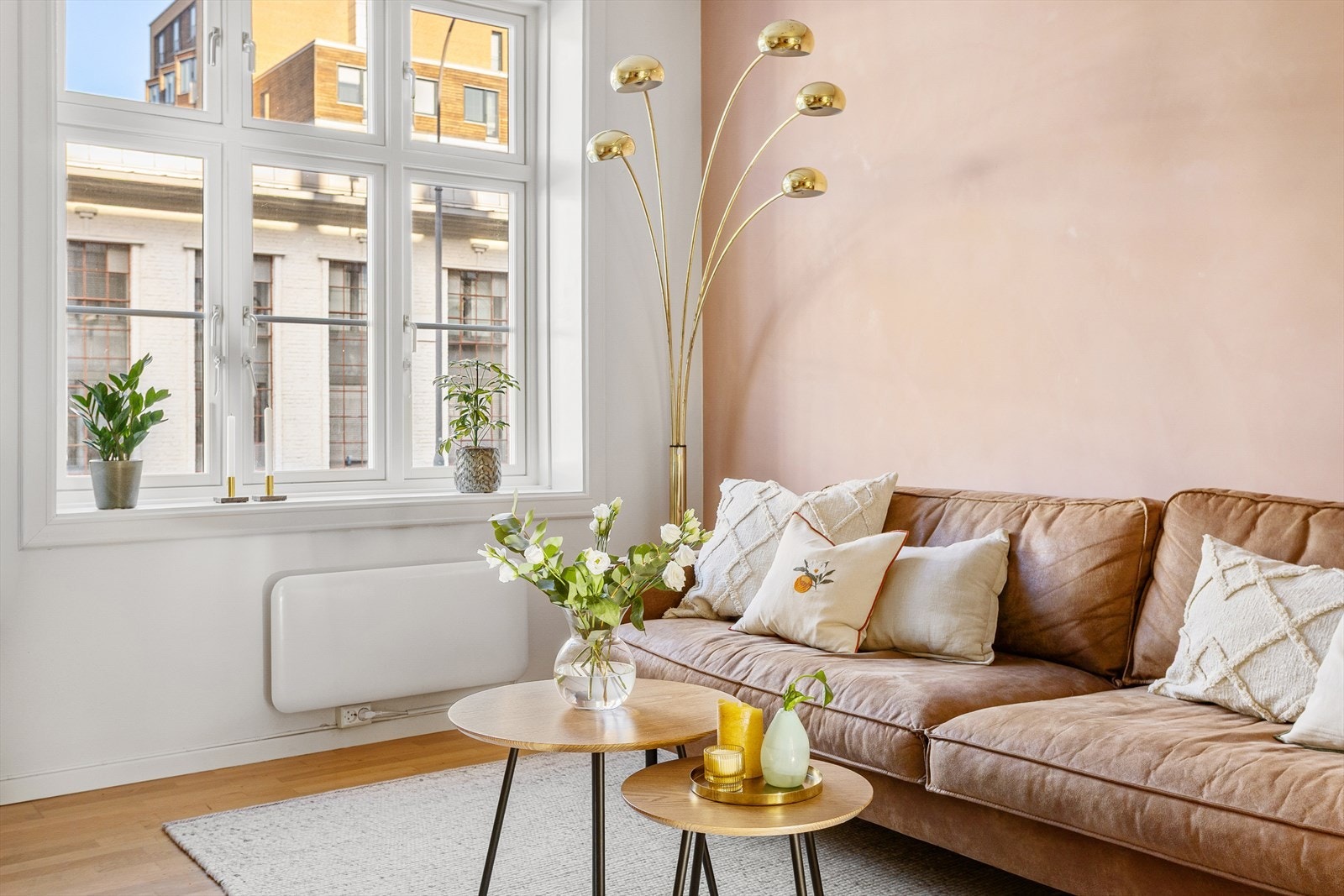 Generøs takhøyde på 2,74 meter og store, klassiske vinduer fra 2019. Galleribilde