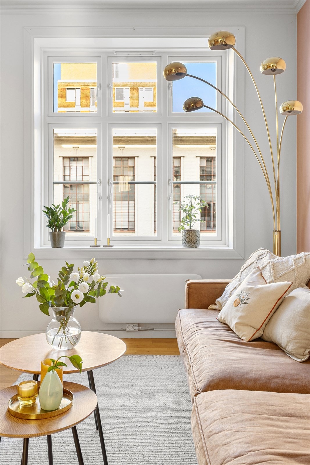 Leiligheten ligger i en høy første med hage på ene siden og mot bakgård på andre siden. Galleribilde