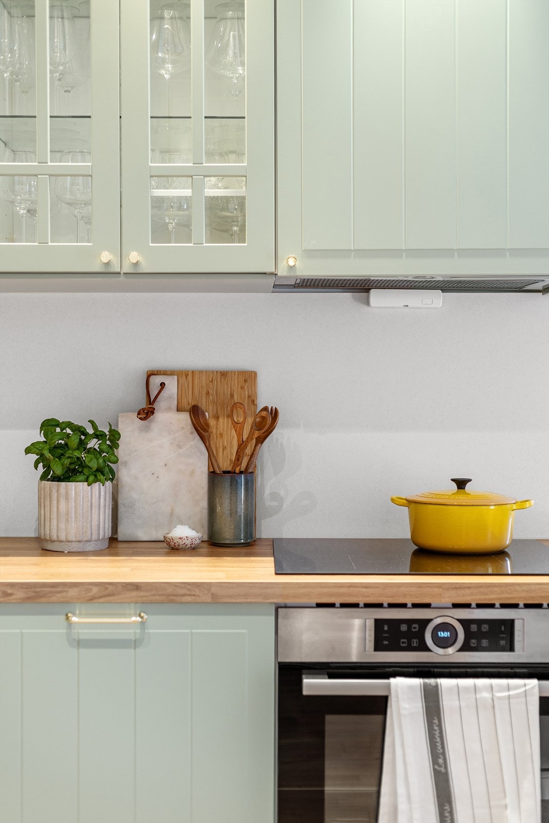 Det er montert vannstoppsystem og komfyrvakt. Det er kjøkkenventilator med kullfilter. Galleribilde