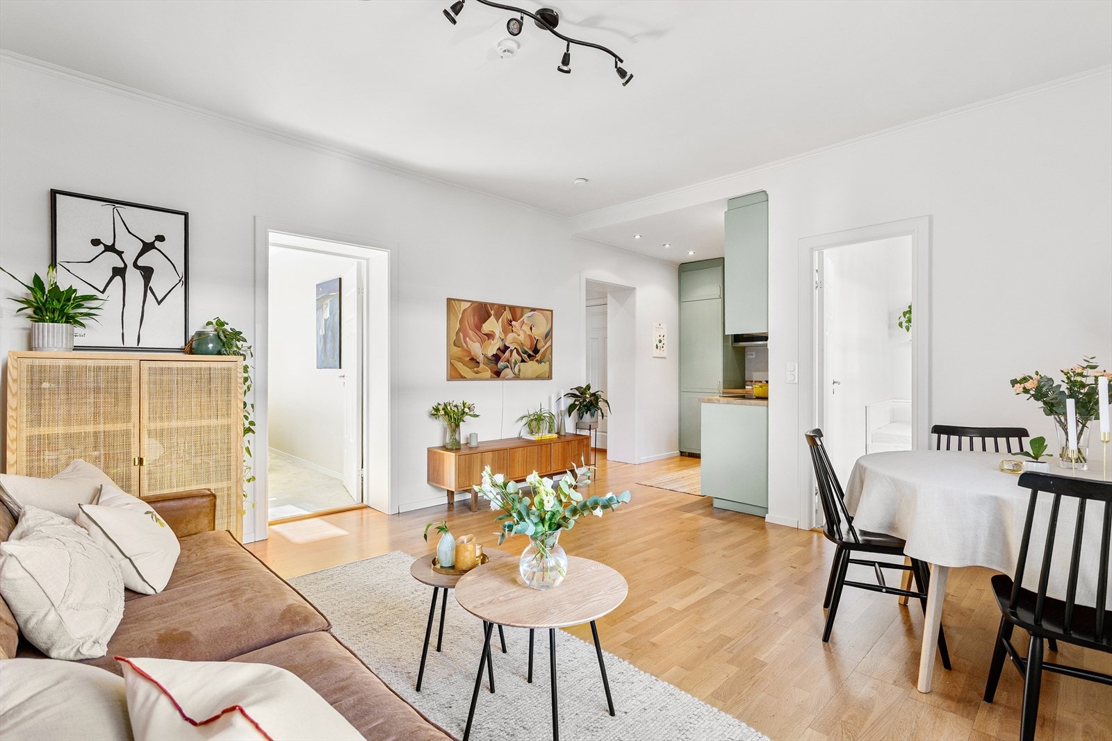 Leiligheten byr på en sjelden kombinasjon av moderne komfort og klassisk sjarm, og har gjennomgående planløsning med luftige rom. Galleribilde