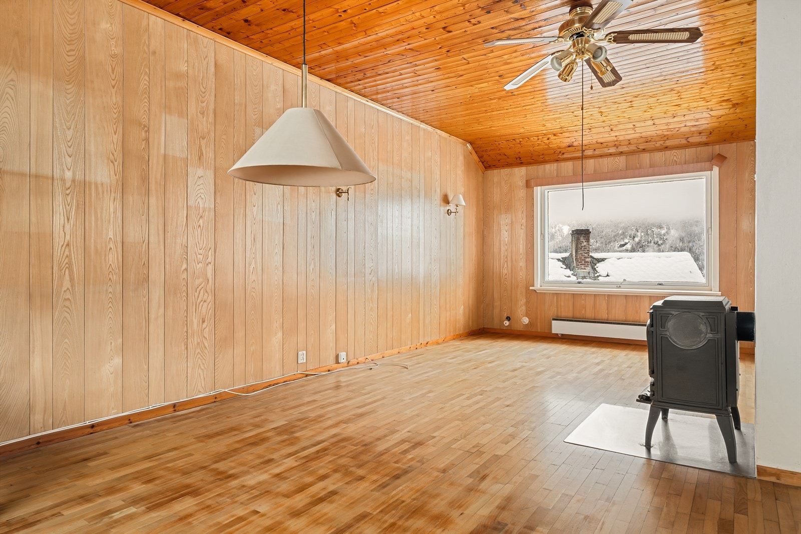 Boligens andre etasje inneholder stue, kjøkken, gang og WC. Galleribilde