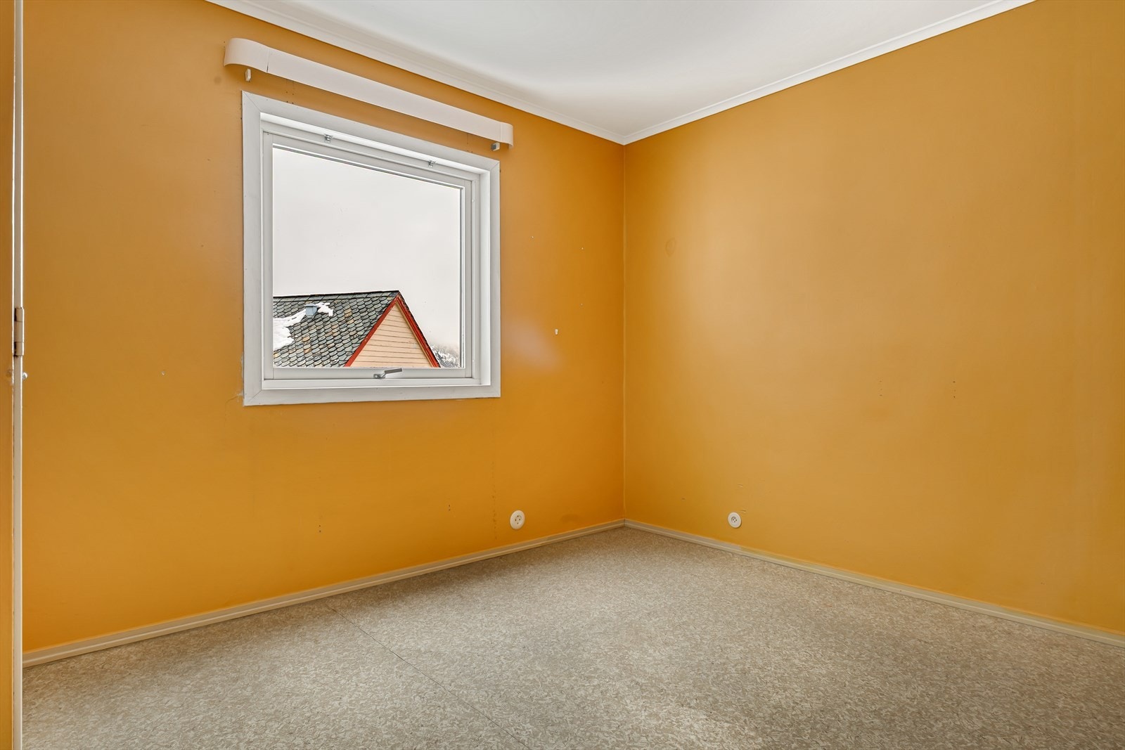 I første etasje er det 2 soverom, bad, entre og gang. Galleribilde