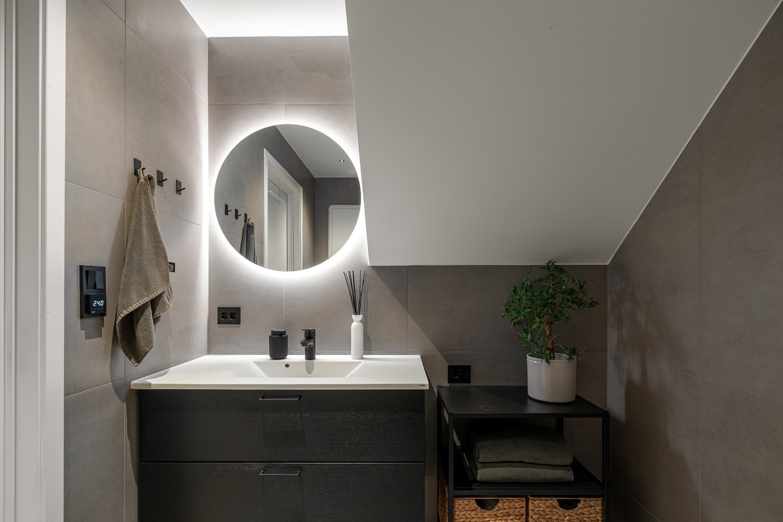 Lekkert bad med 60x60 fliser på gulv og vegger. Gulvvarme. Galleribilde