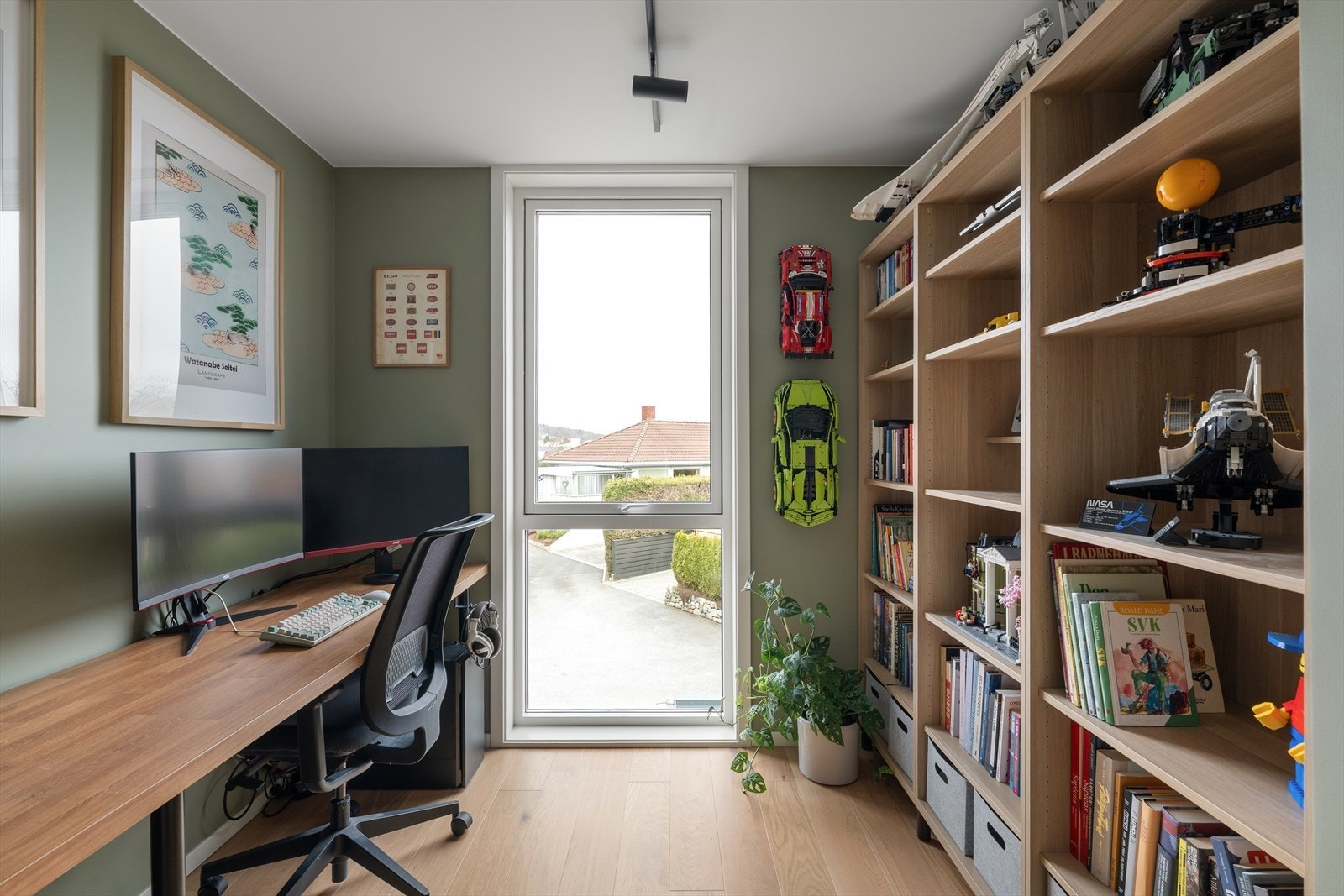 Et av soverommene er i dag et hjemmekontor. Pulten er stedbygd og medfølger salget. Galleribilde