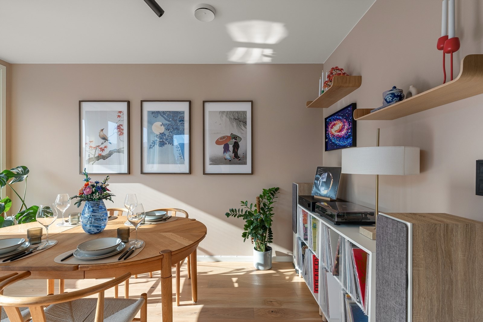 Boligen er innvendig malt i lyse og lune farger. Galleribilde