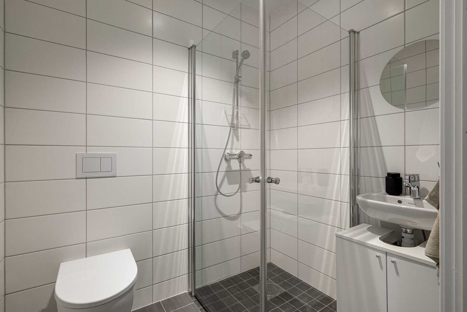 Badet ved inngangspartiet, helfliset med varmekabler i gulv. Galleribilde