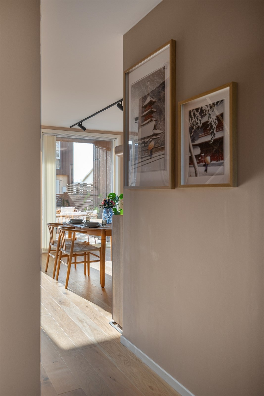 I boligen er det lagt en lys lekker 1-stavs eike parkett. Galleribilde