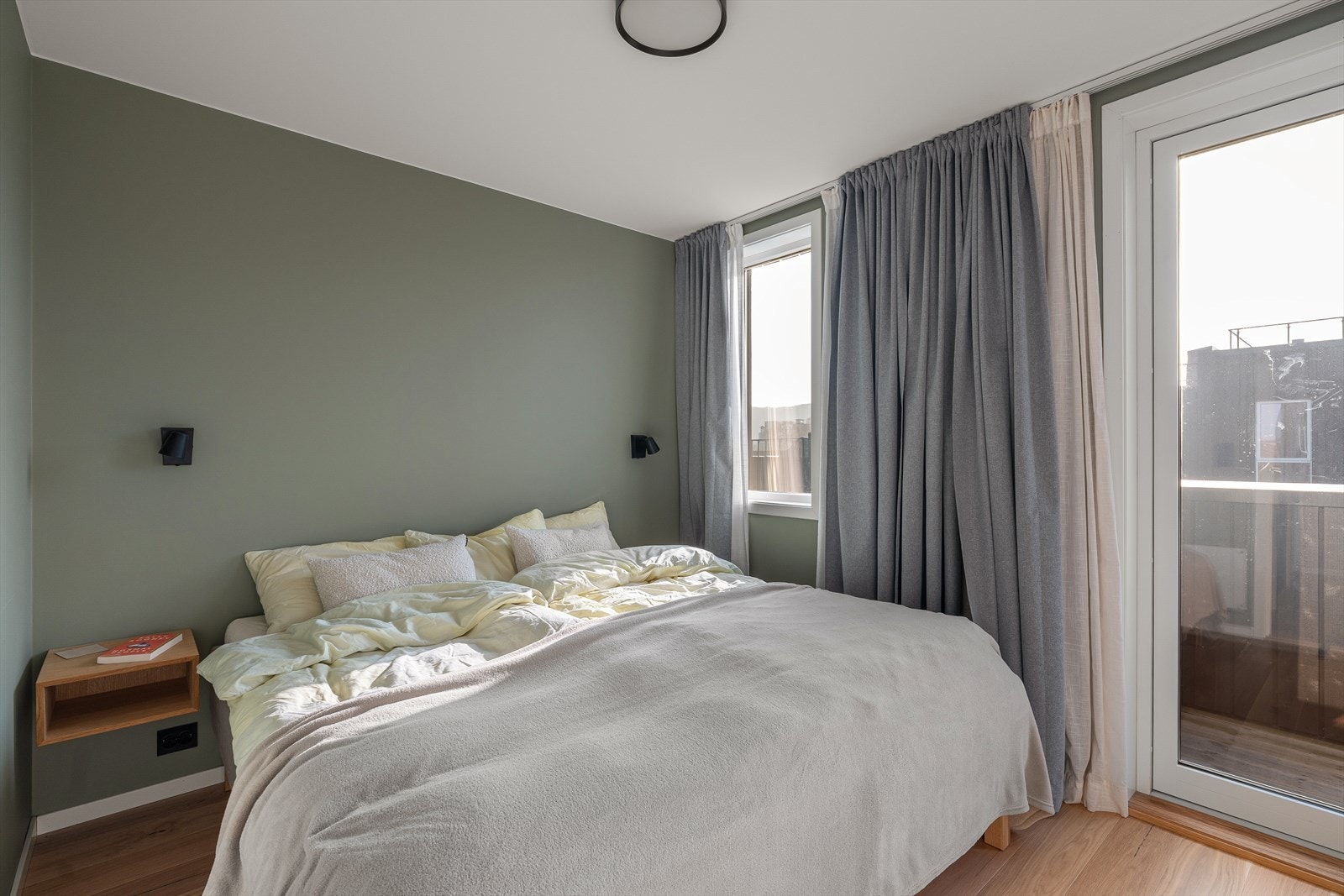 Hovedsoverommet er romslig, lyst og lunt. Galleribilde