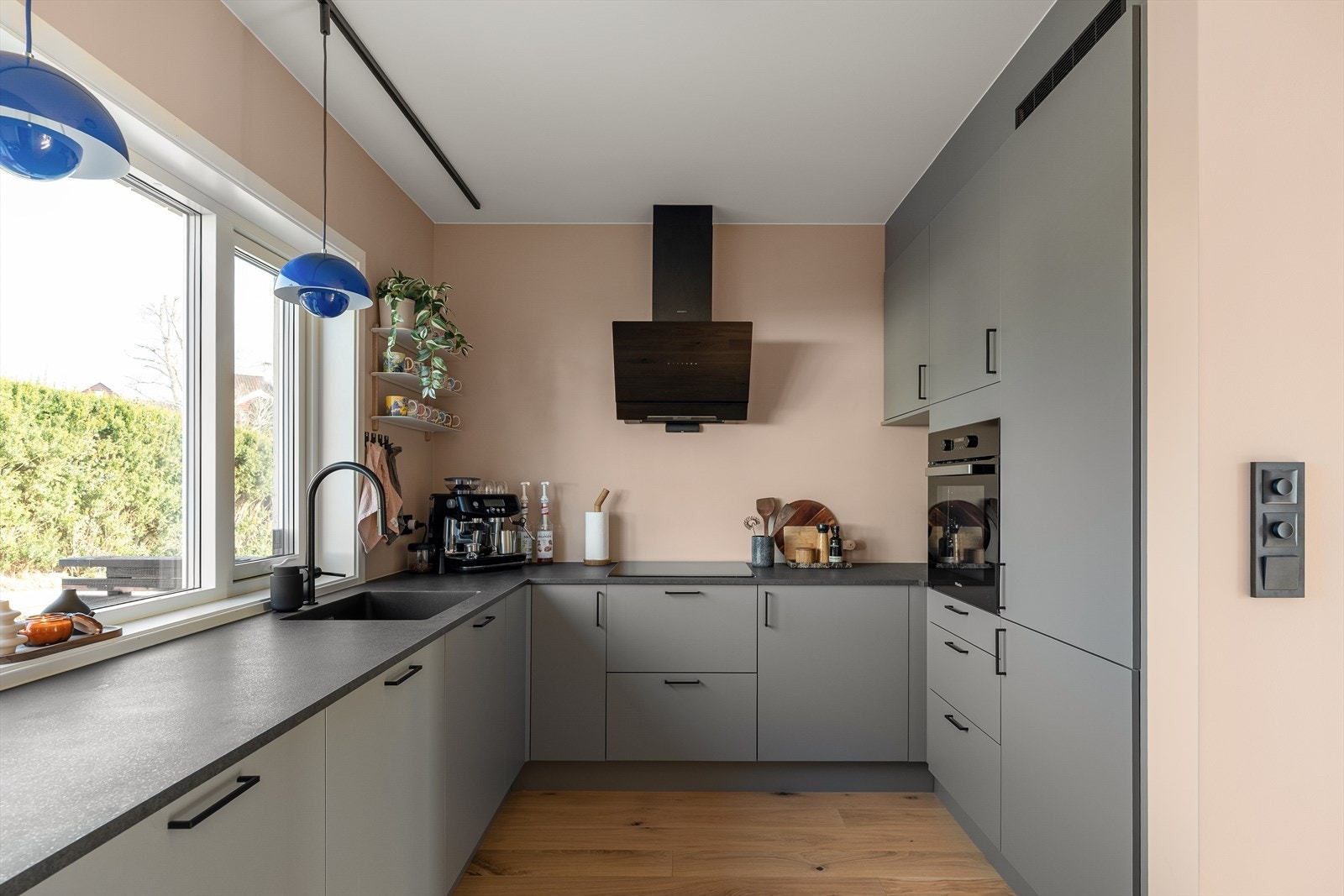 Lekkert kjøkken fra HTH, med integrerte hvitevarer og benkeplate i laminat. Galleribilde