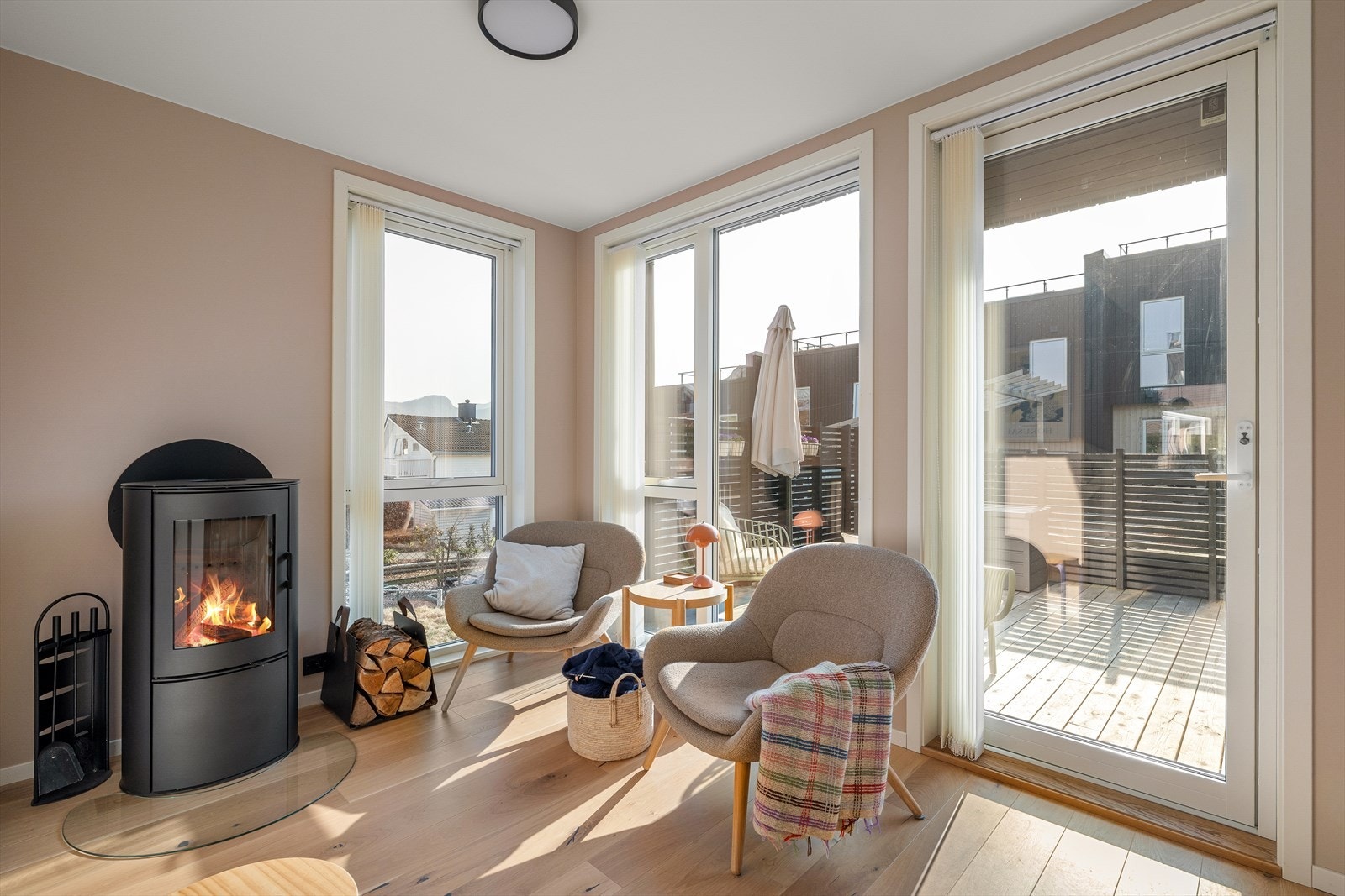Inneklimaet er helt optimalt med vedovn, varmepumpe og balansert ventilasjon. Galleribilde