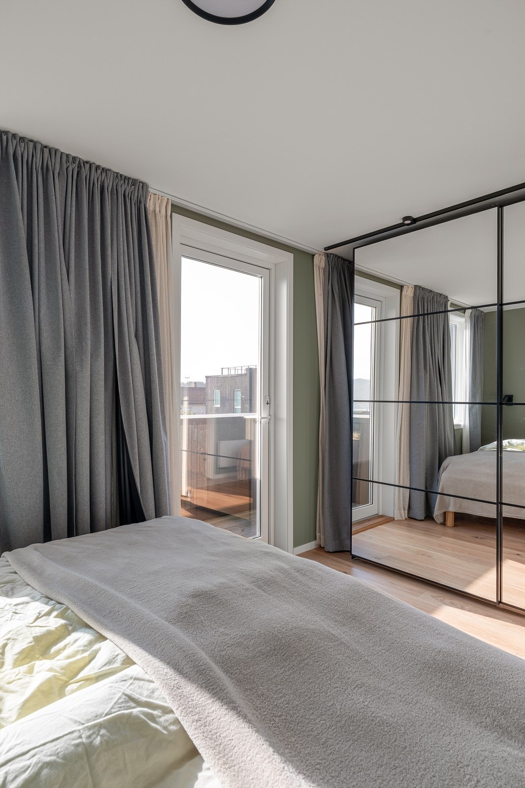 Det er god plass til å oppbevare klær i skyvedørsgarderoben som medfølger boligen. Galleribilde