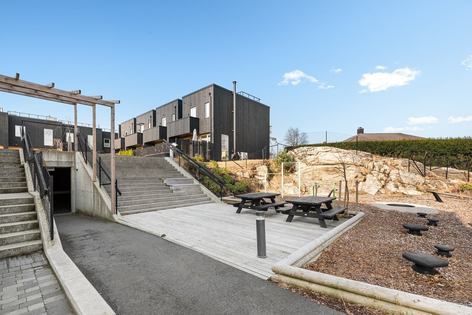 Garasjeanlegget er inn døren til venstre i bildet. Galleribilde