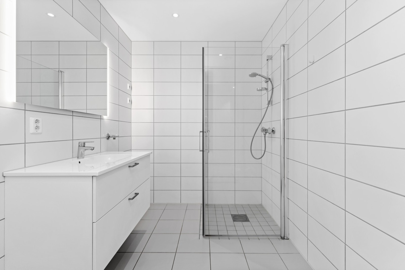 Pent, flislagt bad Galleribilde