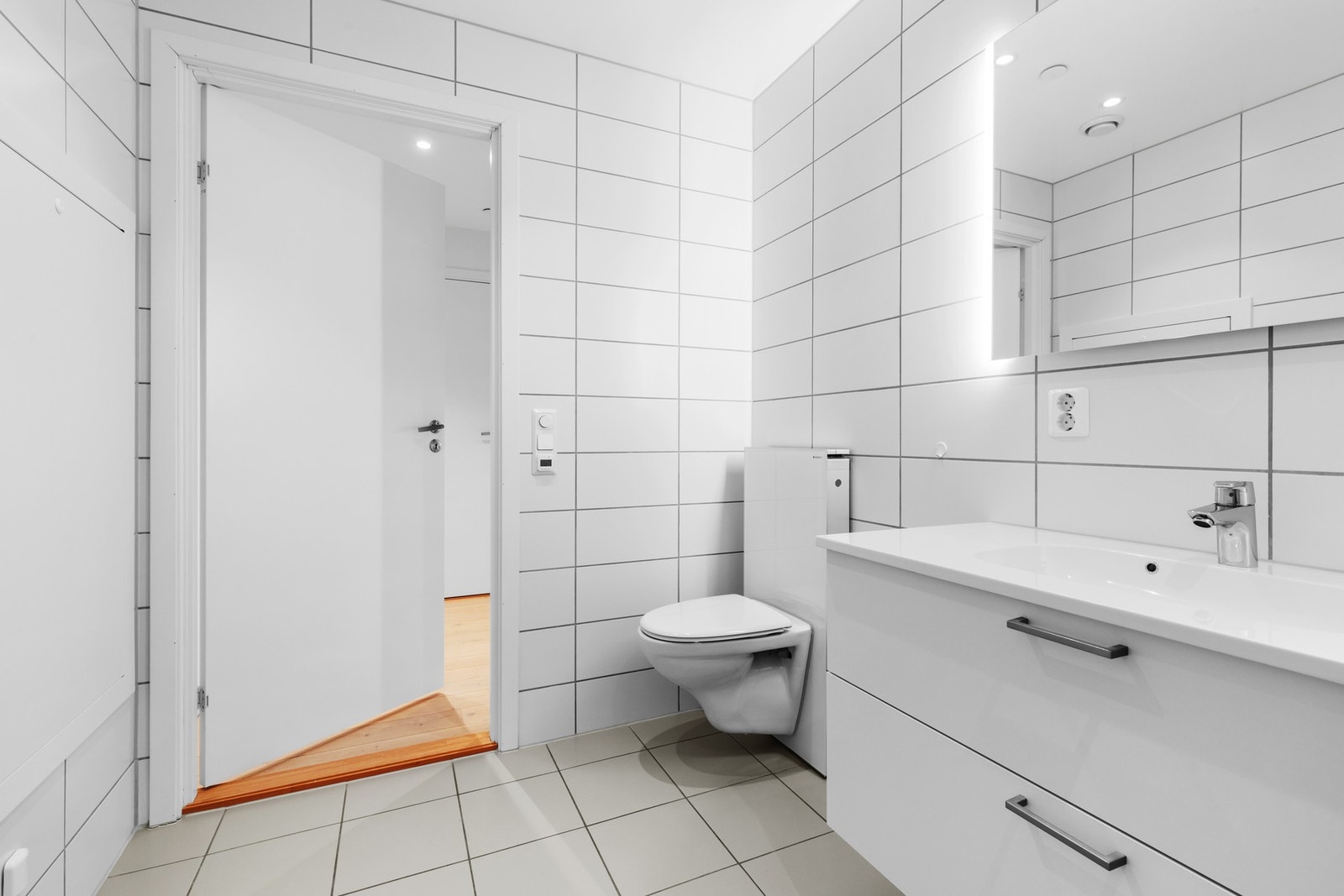 Pent, flislagt bad Galleribilde